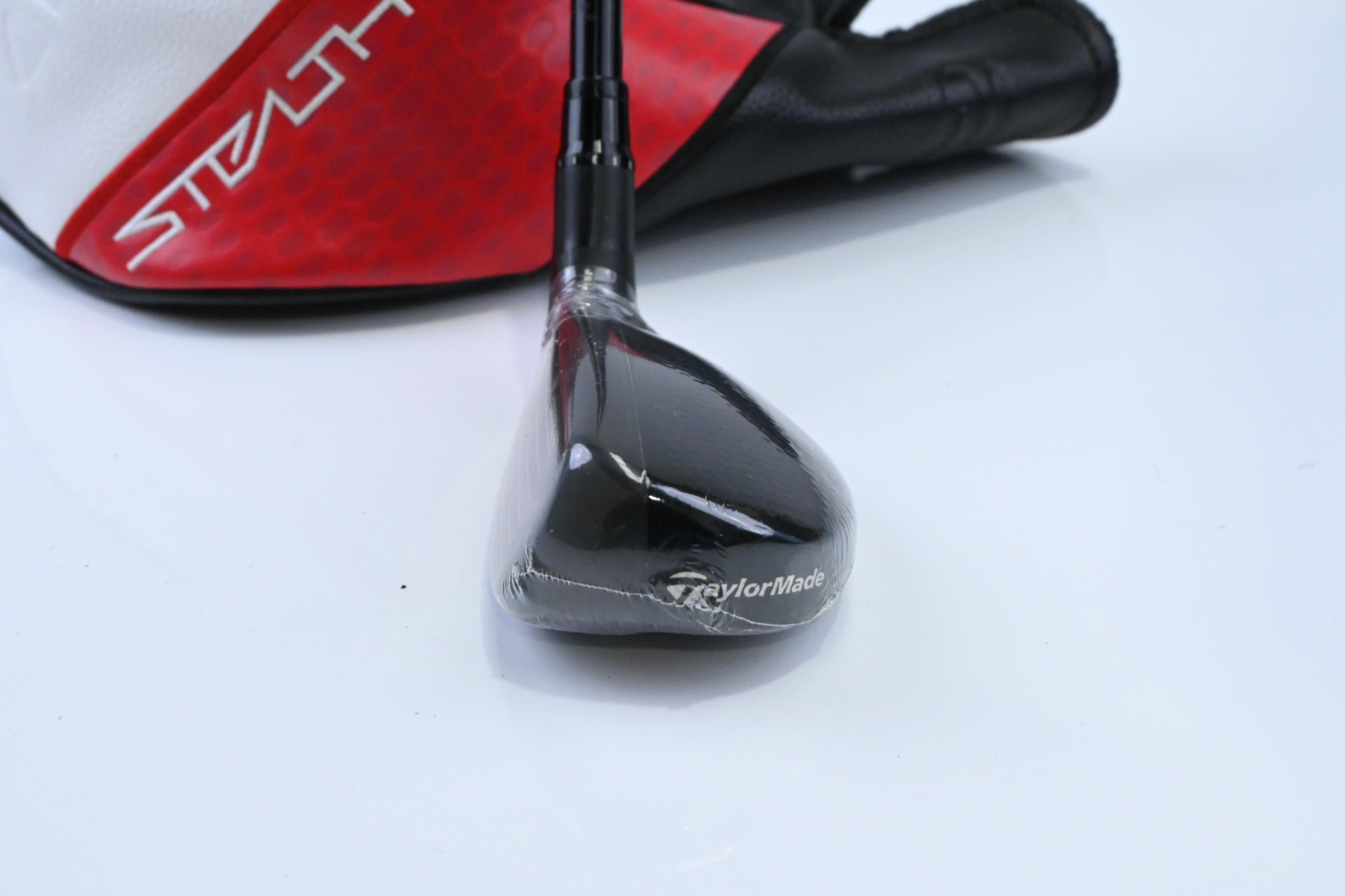 Left Hand Taylormade Stealth Plus #4 Hybrid / 22 Degree / Regular Flex Kai'li 75