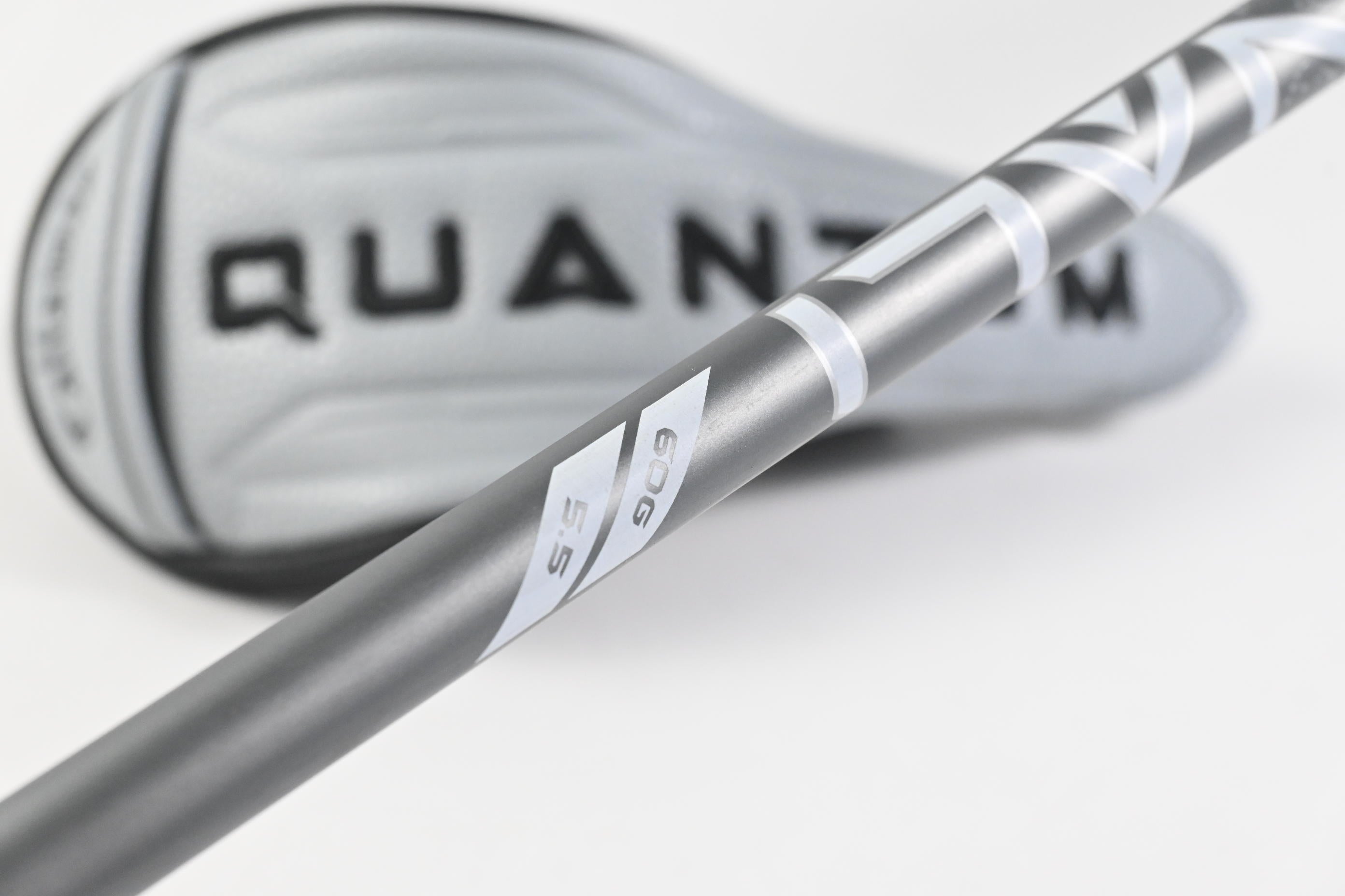 Callaway Quantum Max OS #4 Hybrid / 20 Degree / Regular Flex Denali Frost 60
