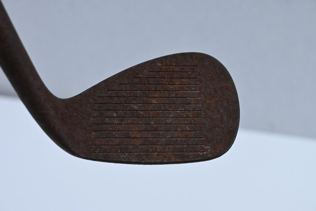 Left Hand Cleveland 588 Original Gap Wedge / 52 Degree / Wedge Flex Dynamic Gold