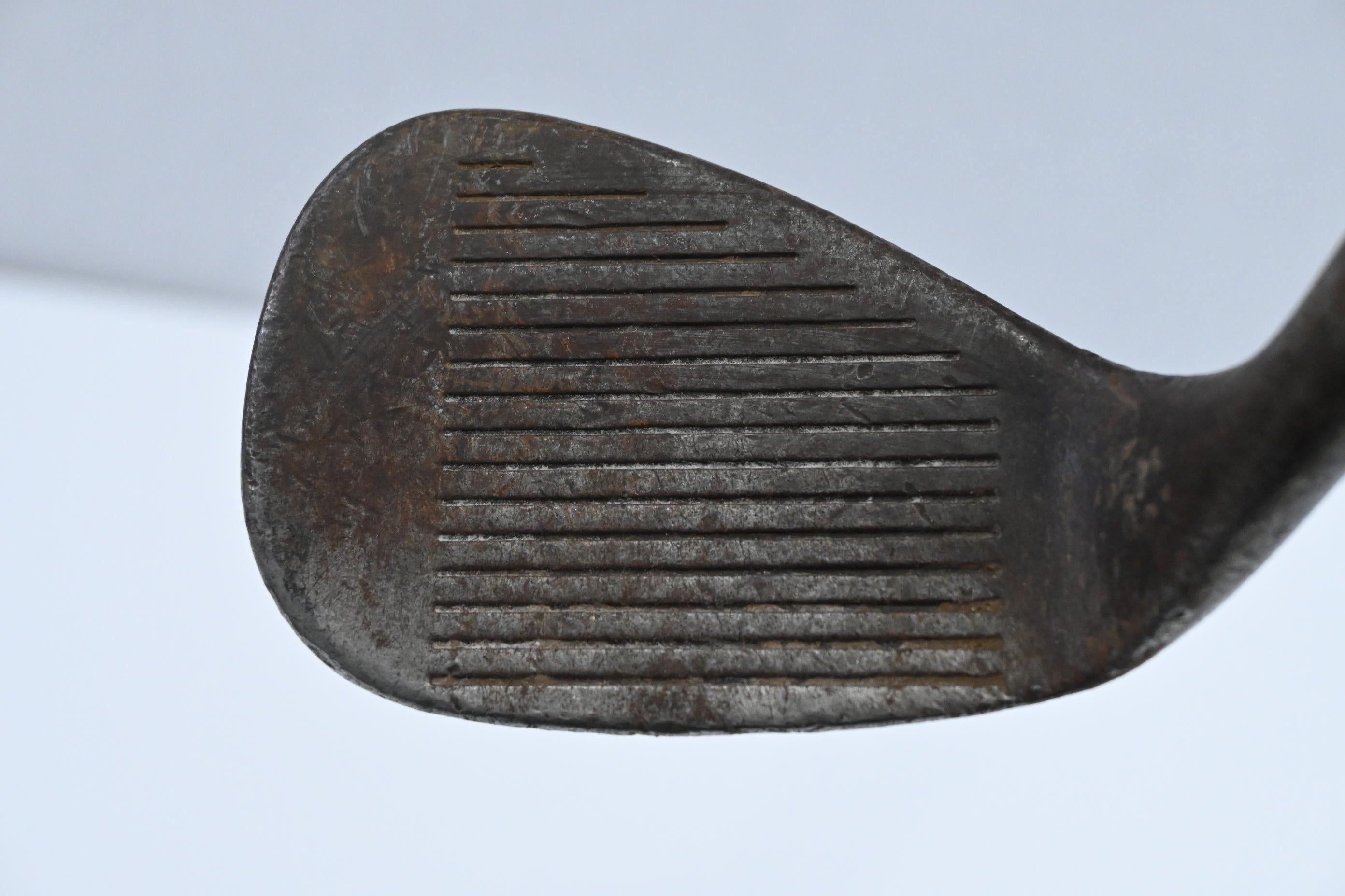 Cleveland 588 Tour Action Sand Wedge / 56 Degree / Wedge Flex Dynamic Gold