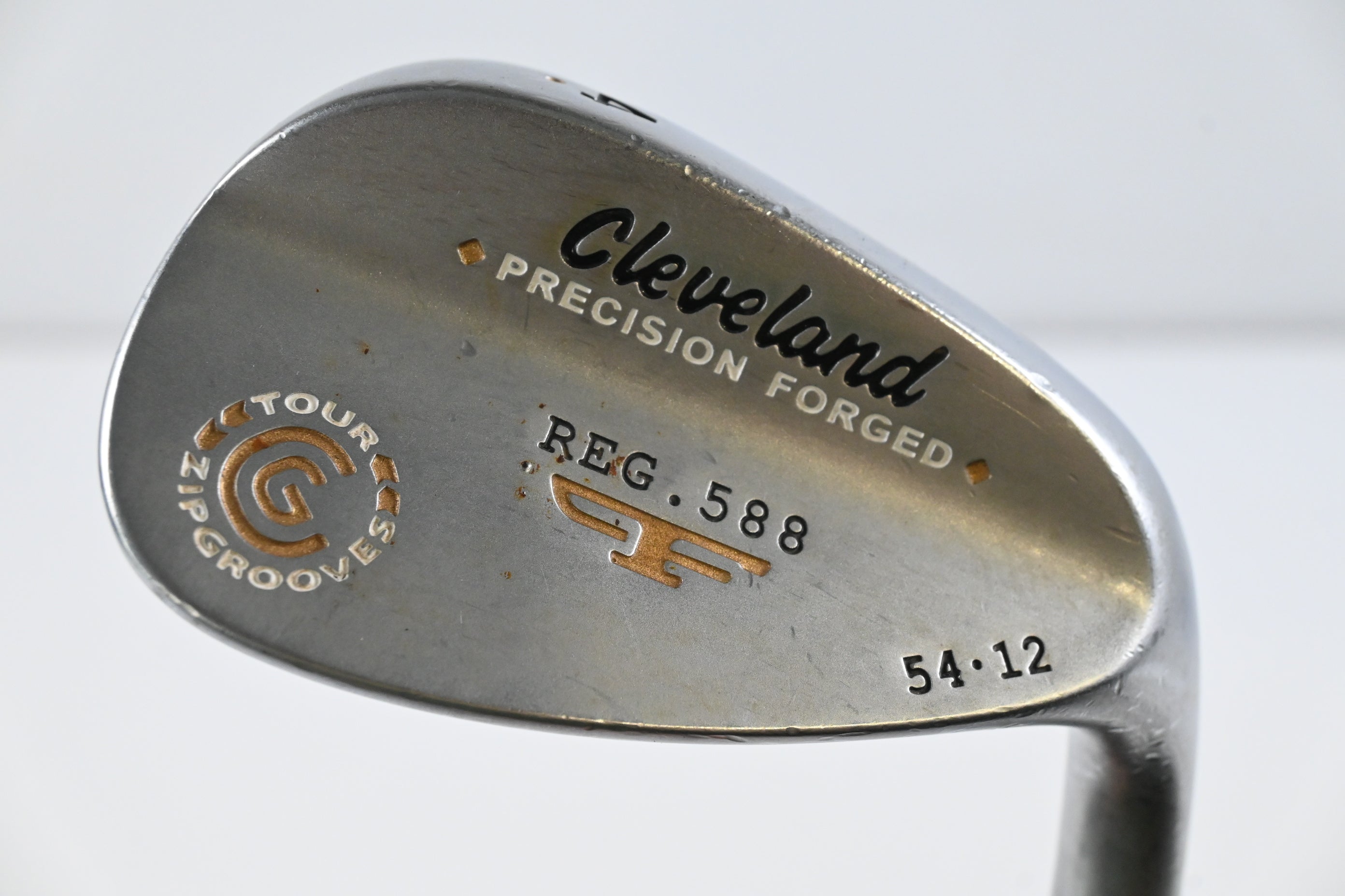 Cleveland 588 Precision Forged Sand Wedge / 54 Degree / Wedge Flex Tour Concept