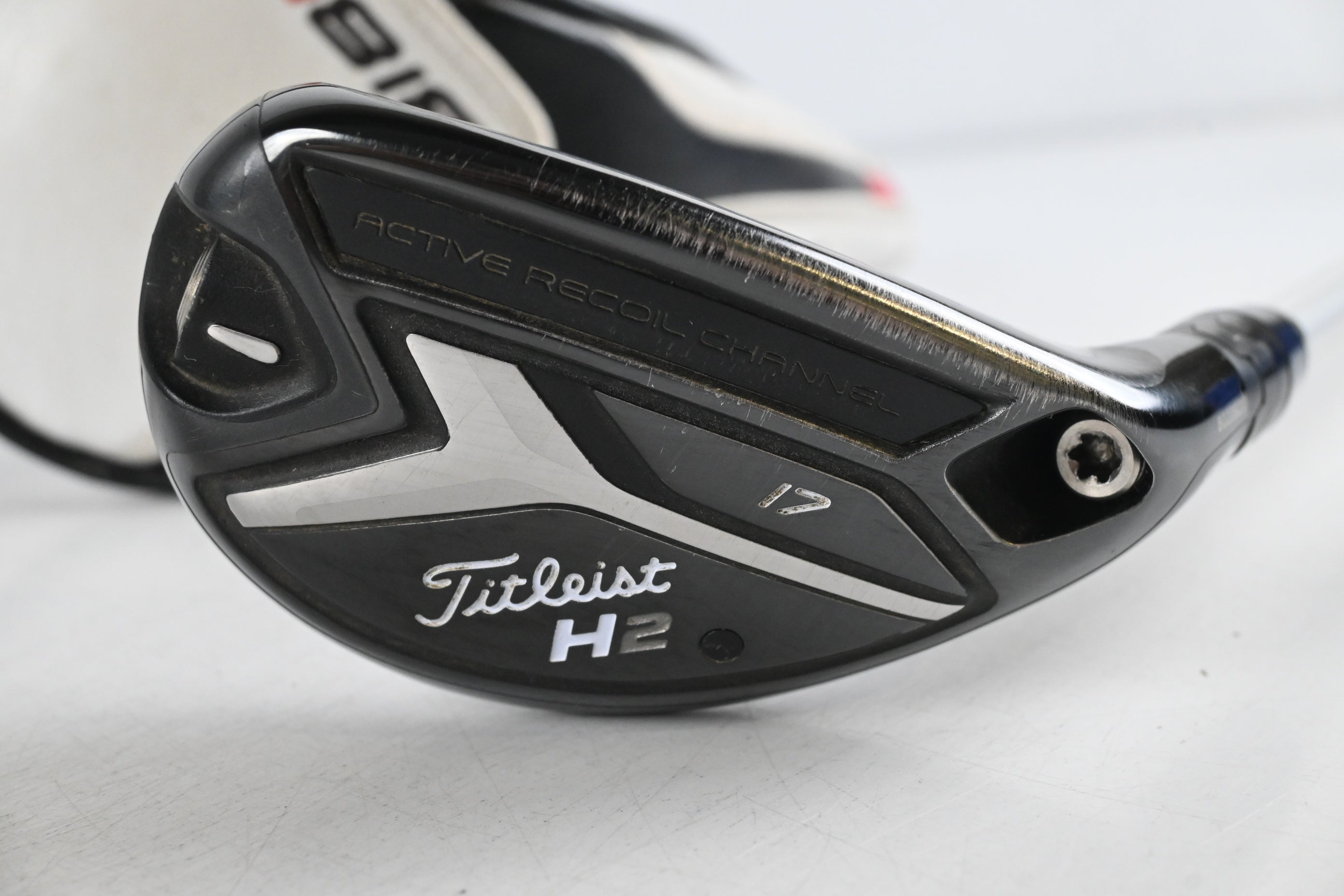 Titleist 818 H2 #2 Hybrid / 17 Degree / Stiff Flex Aldila Rogue Black 85 Shaft