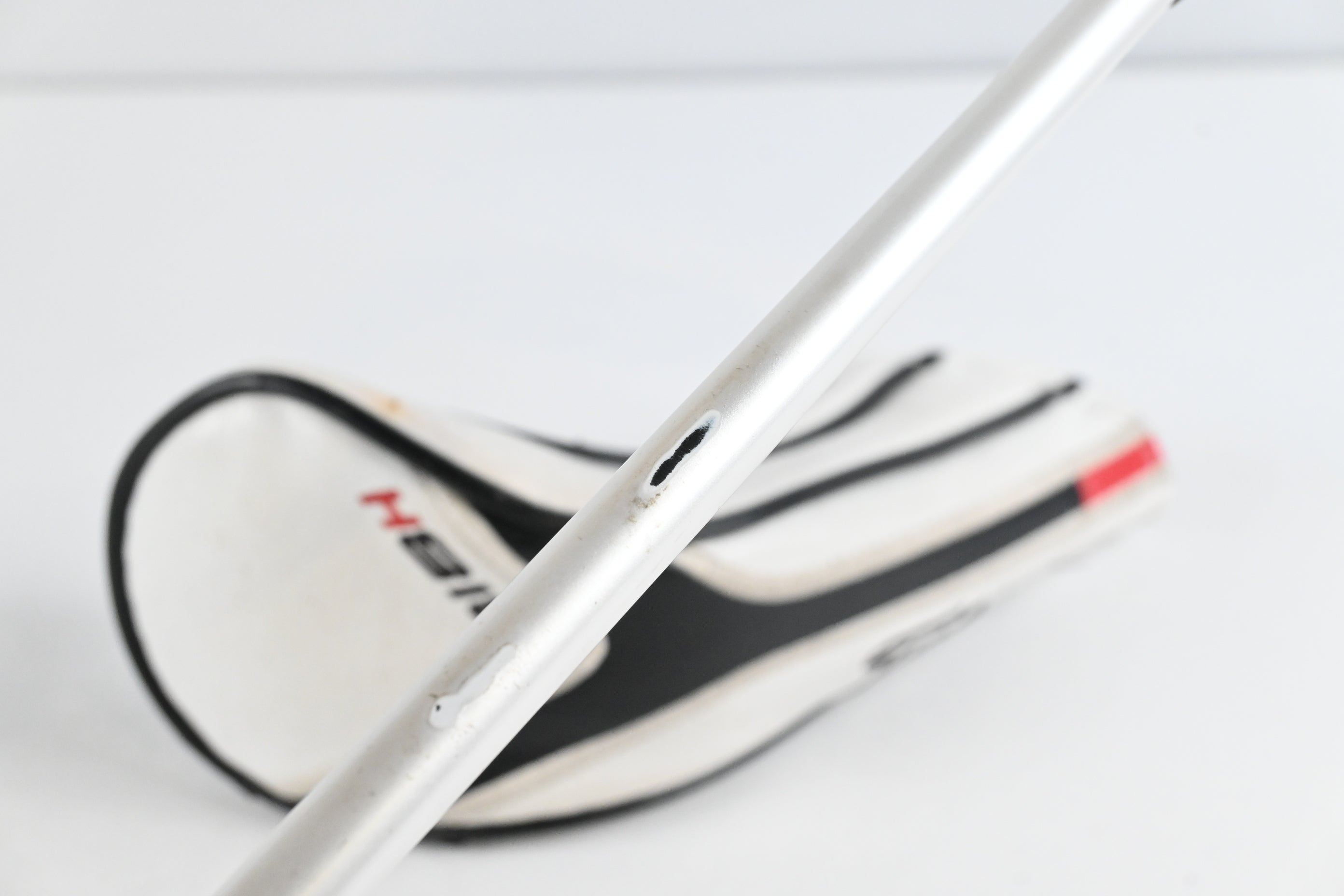 Titleist 818 H2 #2 Hybrid / 17 Degree / Stiff Flex Aldila Rogue Black 85 Shaft
