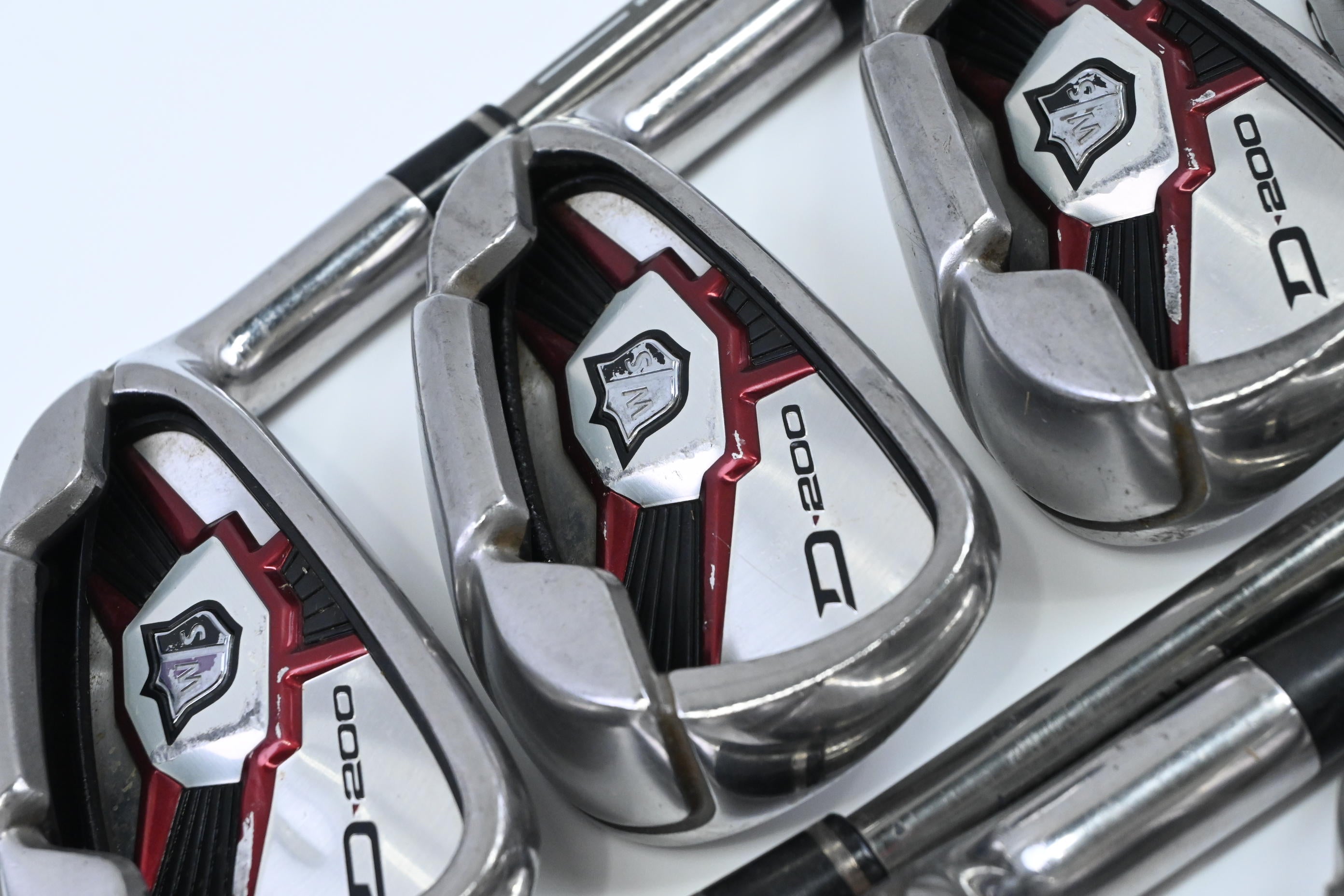 Wilson D200 Irons / 5-PW+GW+SW / Regular Flex UST Elements Chrome 59 Shafts