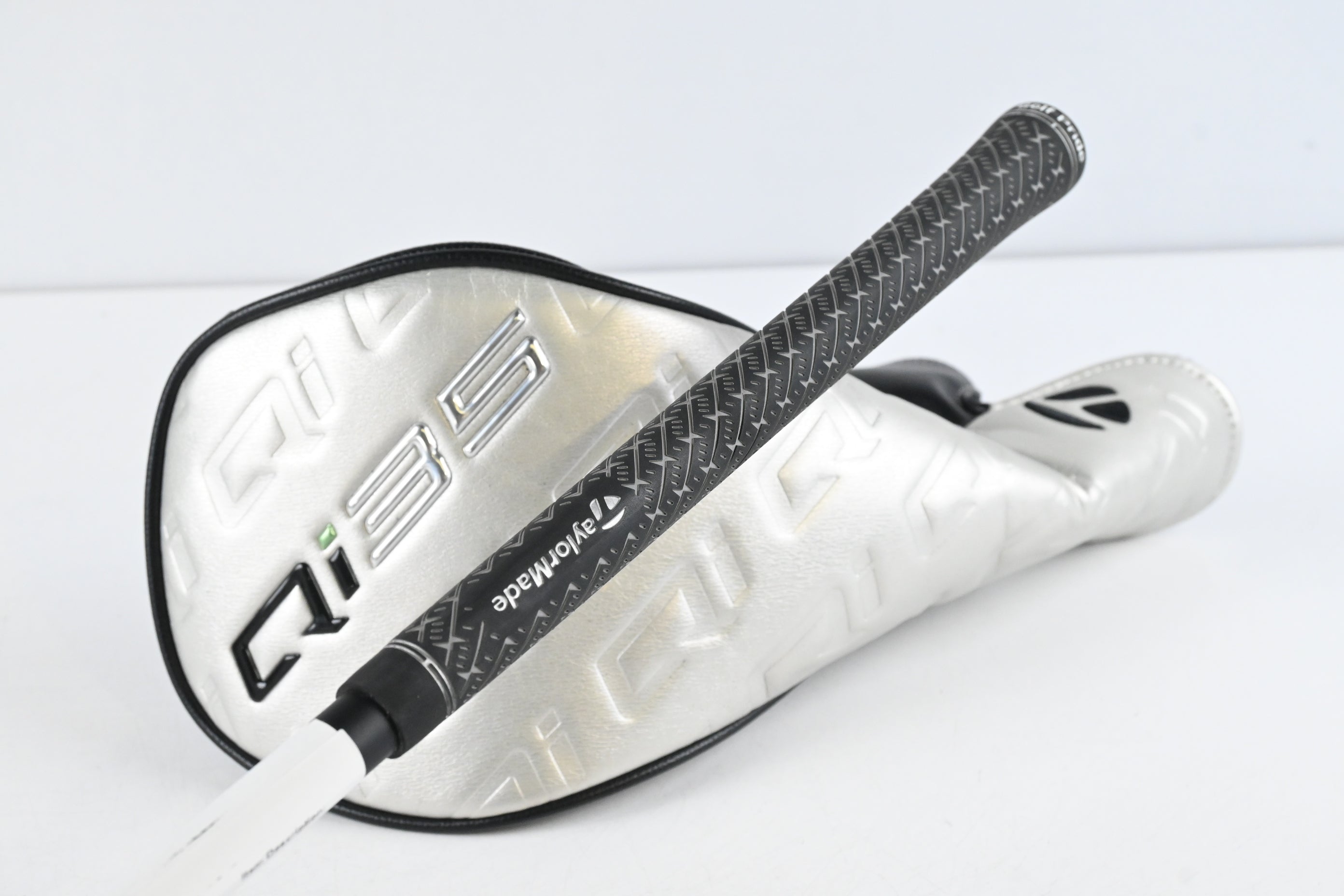 Taylormade Qi35 LS Driver / 10.5 Degree / Stiff Flex Kai'li Dark Waves White 60