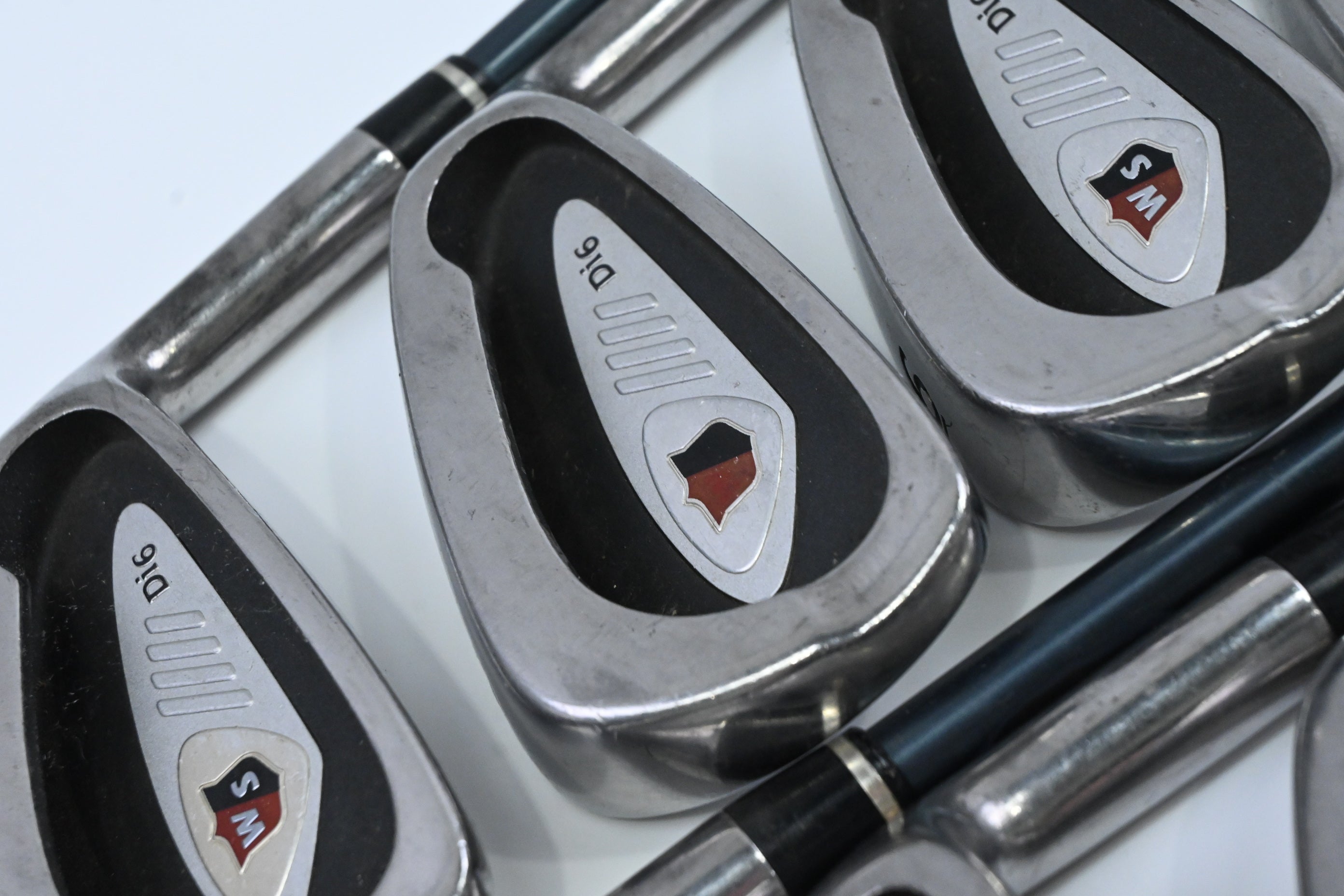 Wilson Di6 Irons / 4-PW+SW / Regular Flex UST Nanotech 75 Shafts
