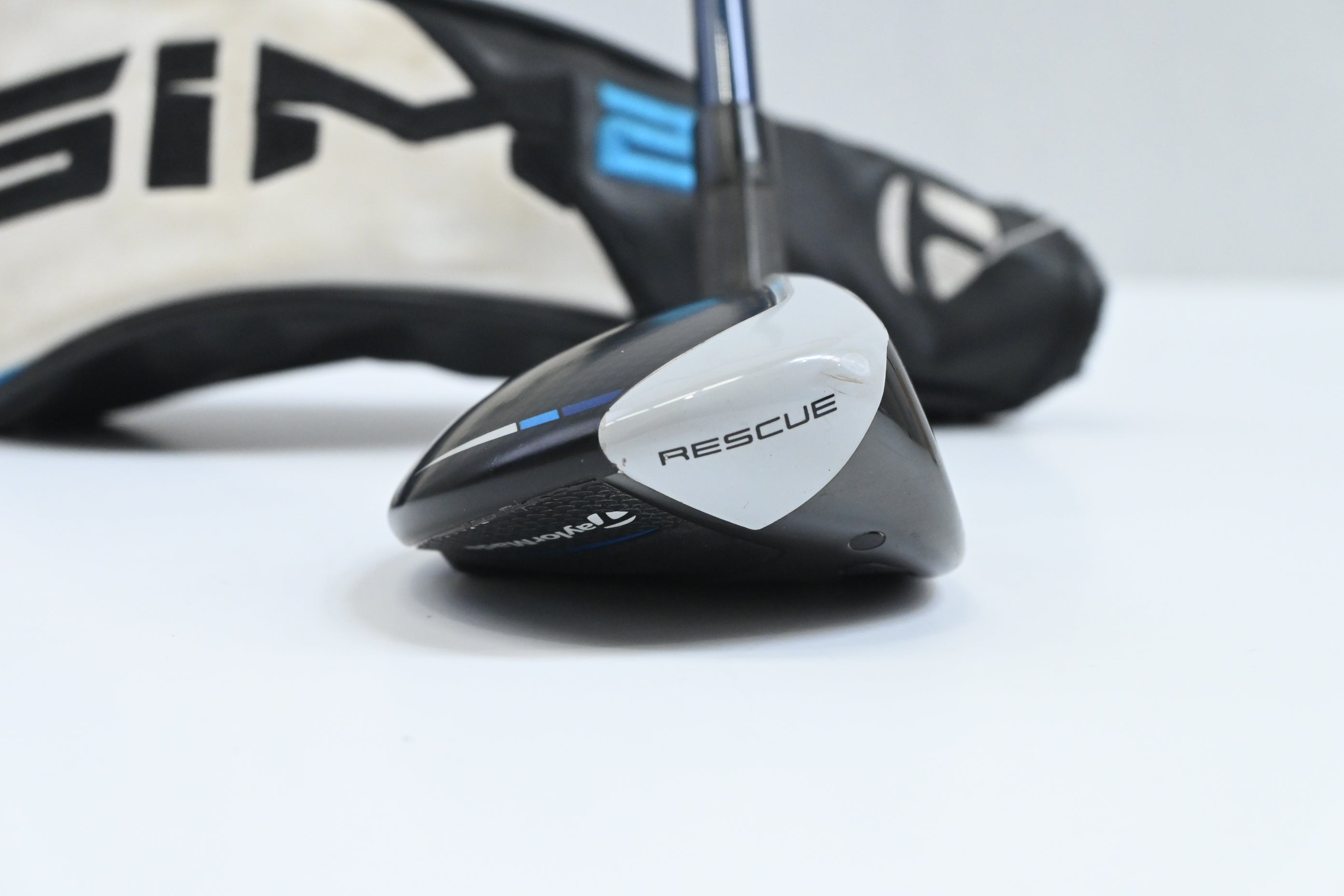 Taylormade SIM2 Max #4 Hybrid / 22 Degree / Regular Flex Fujikura Ventus Blue 6