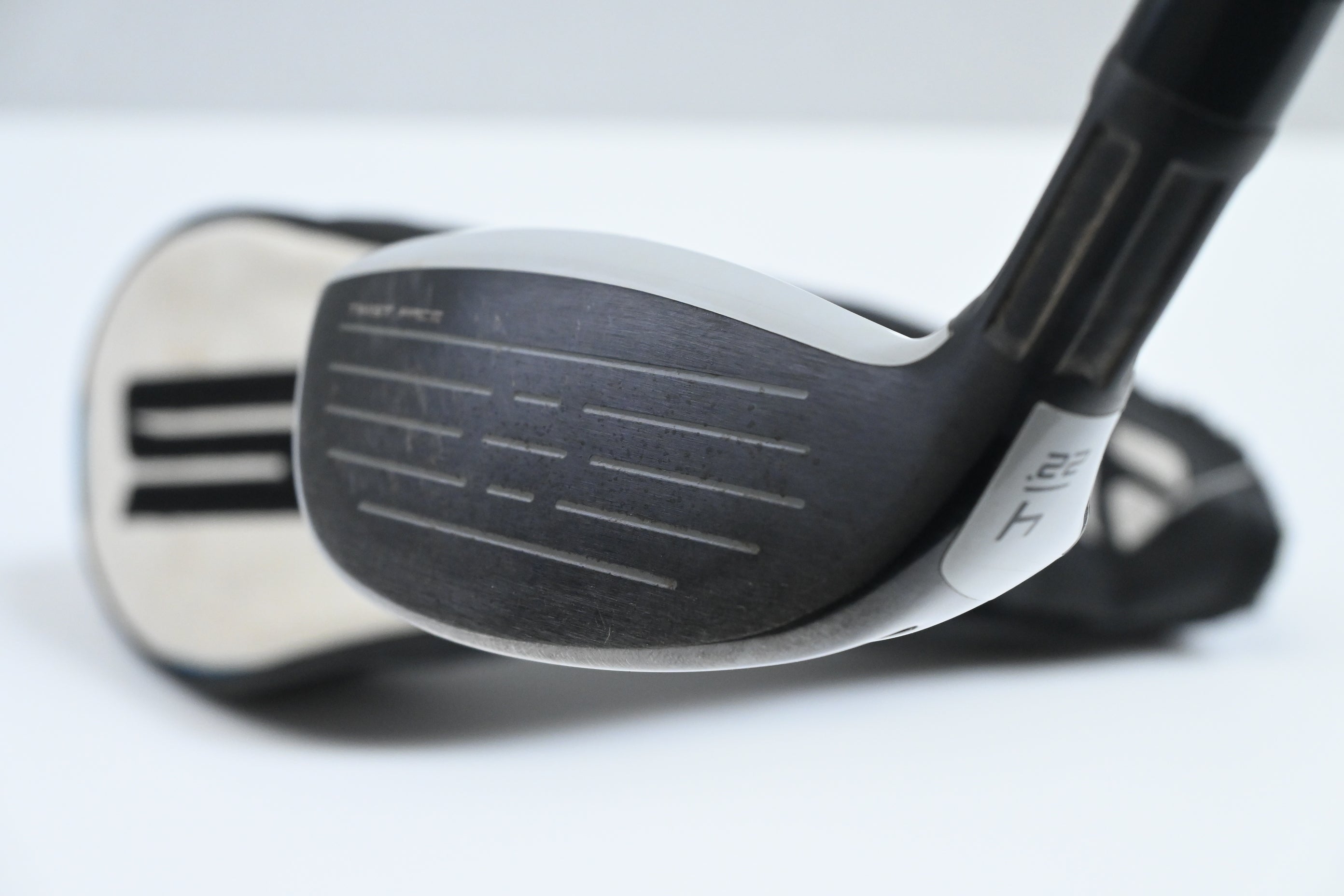Taylormade SIM2 Max #4 Hybrid / 22 Degree / Regular Flex Fujikura Ventus Blue 6
