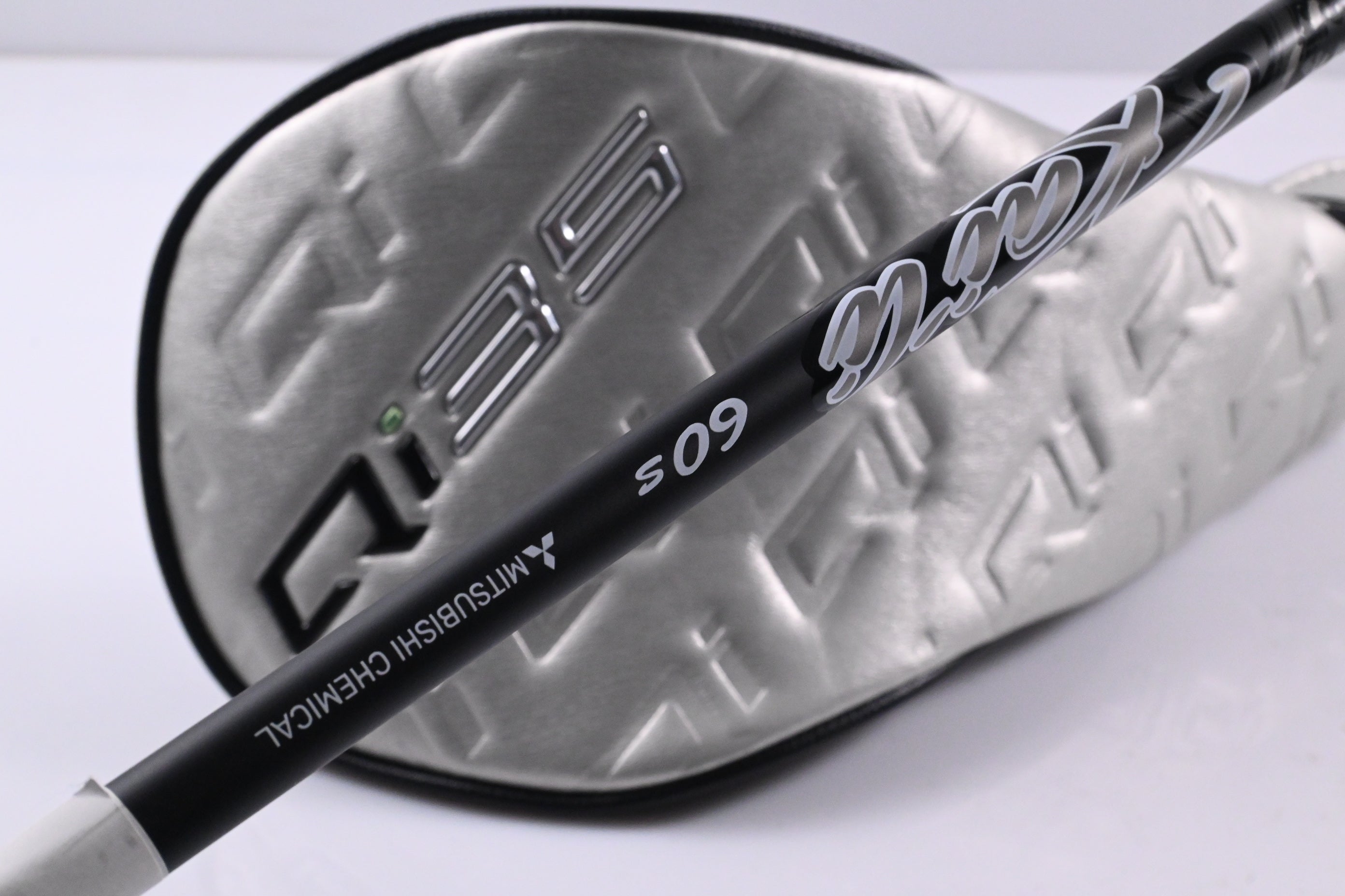 Taylormade Qi35 LS Driver / 10.5 Degree / Stiff Flex Kai'li Dark Waves White 60