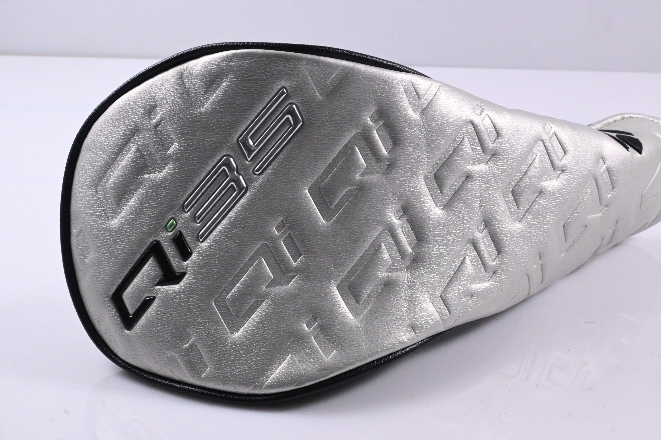 Taylormade Qi35 LS Driver / 10.5 Degree / Stiff Flex Kai'li Dark Waves White 60