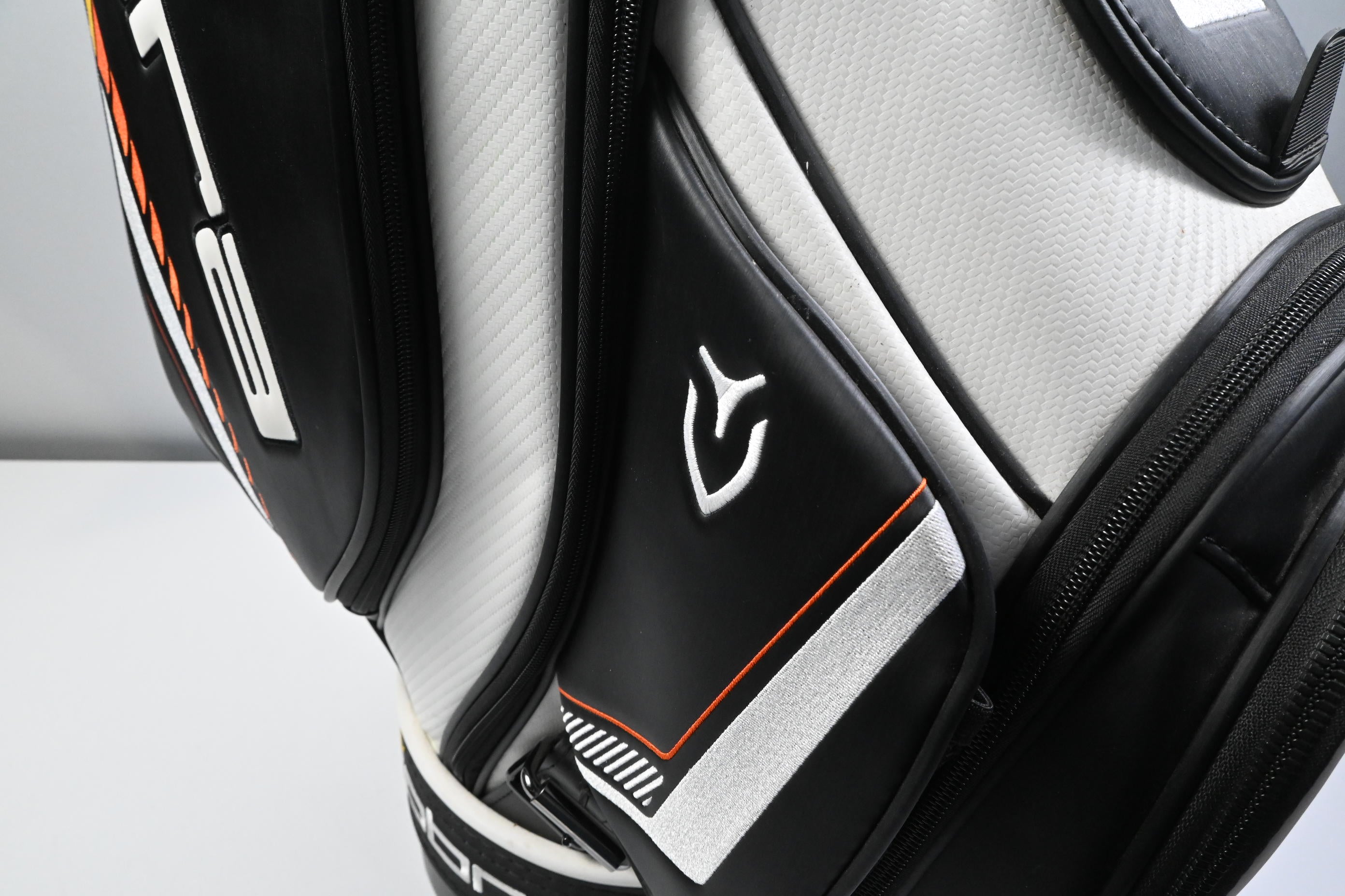 Cobra Vessel Tour Bag / 6-Way Divider / Black, White