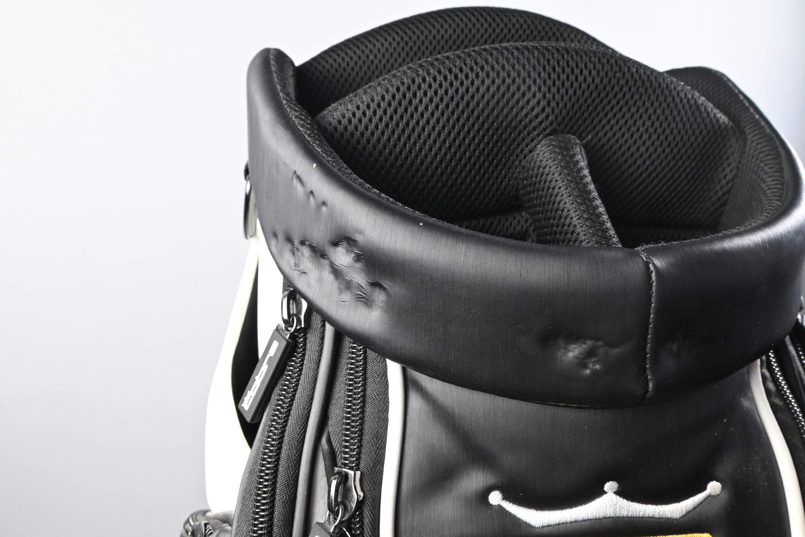 Cobra Vessel Tour Bag / 6-Way Divider / Black, White