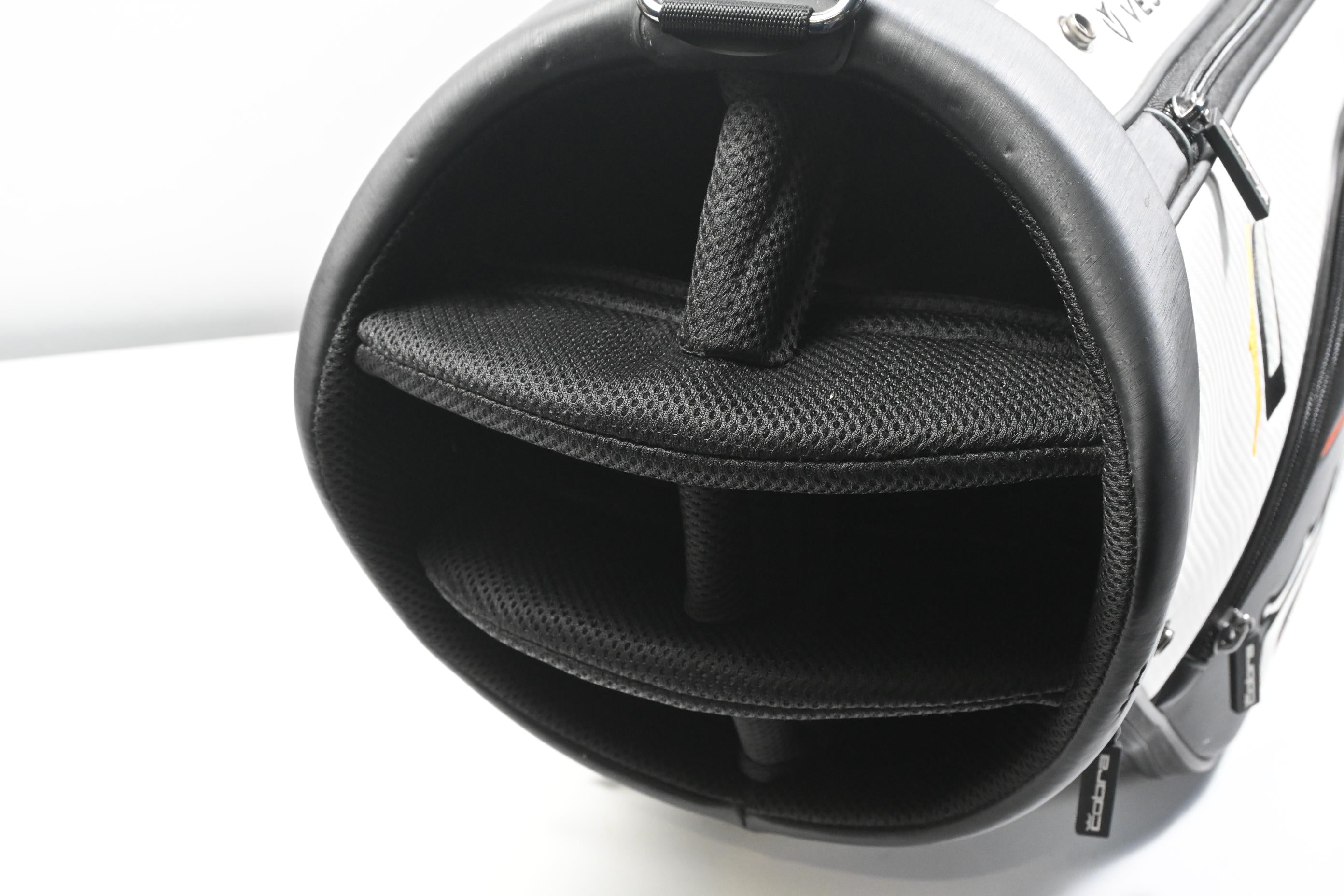 Cobra Vessel Tour Bag / 6-Way Divider / Black, White
