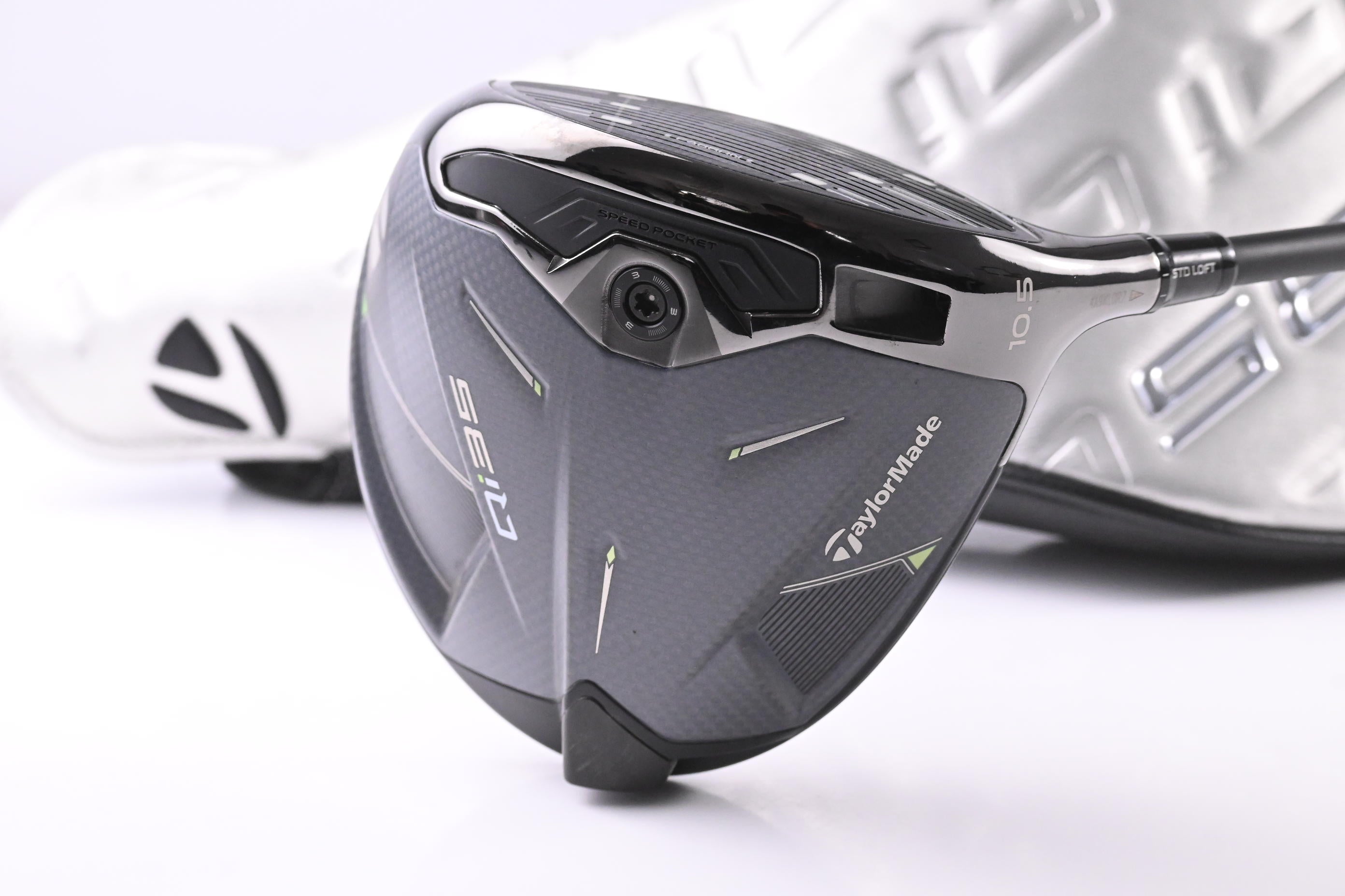Taylormade Qi35 Driver / 10.5 Degree / Stiff Flex Kai`li Dark Waves White 60