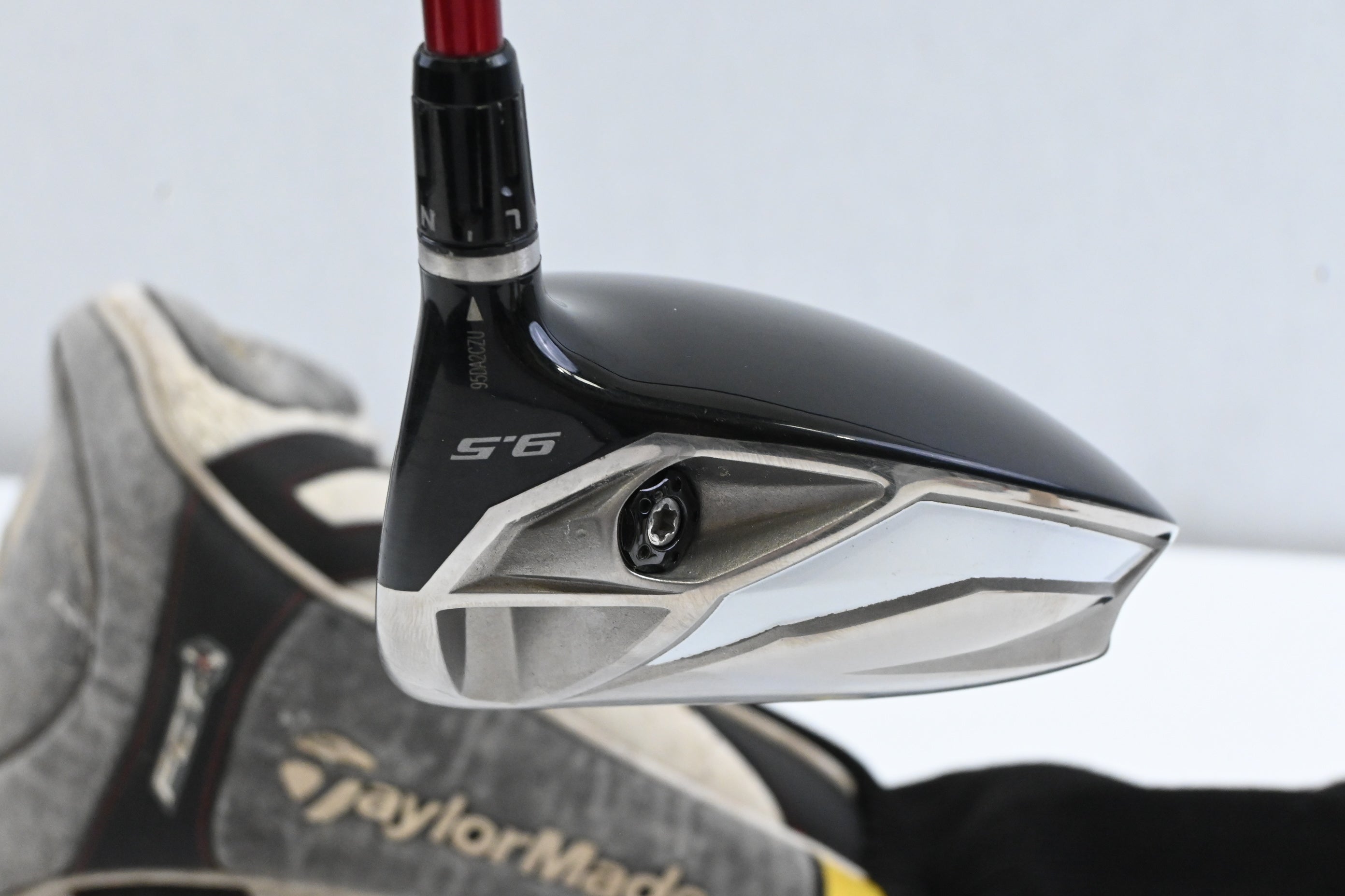 Taylormade R9 Driver / 9.5 Degree / Stiff Flex Fujikura Motore F1 65 Shaft