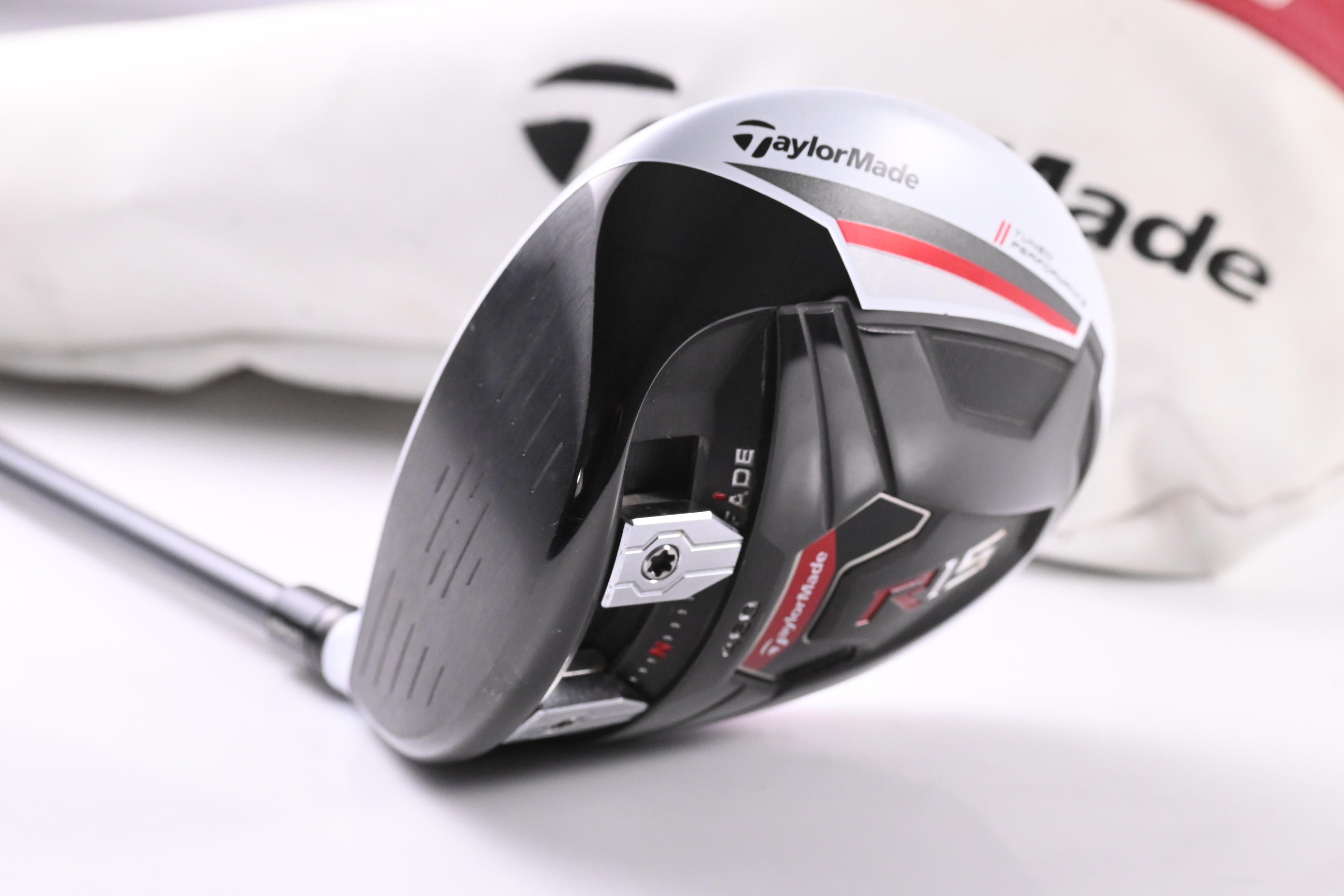 Left Hand Taylormade R15 Driver / 9.5 Degree / Regular Flex Fujikura Speeder 57