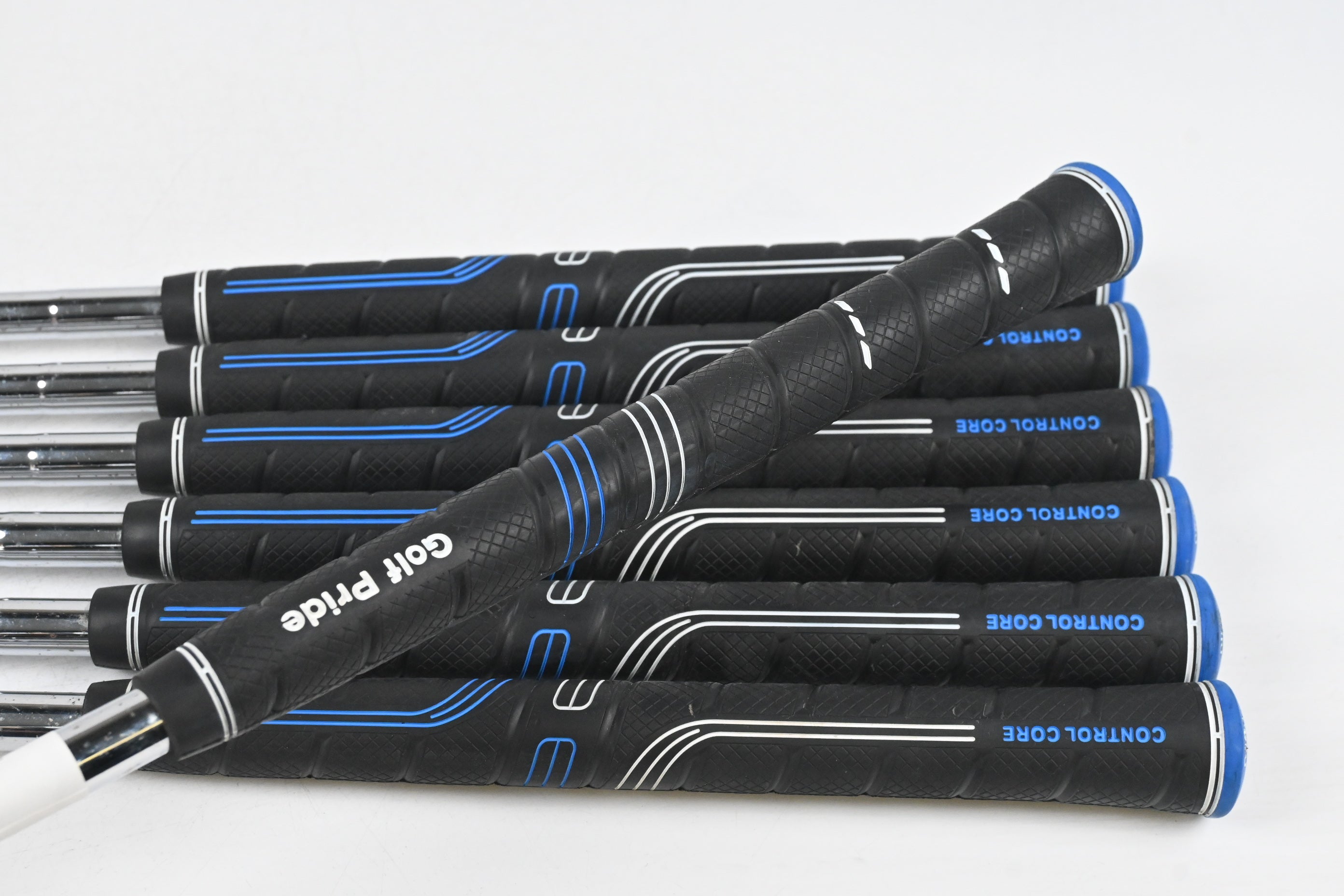 Titleist 690.MB Irons / 3-9i / Stiff Flex Dynamic Gold S300 Shafts