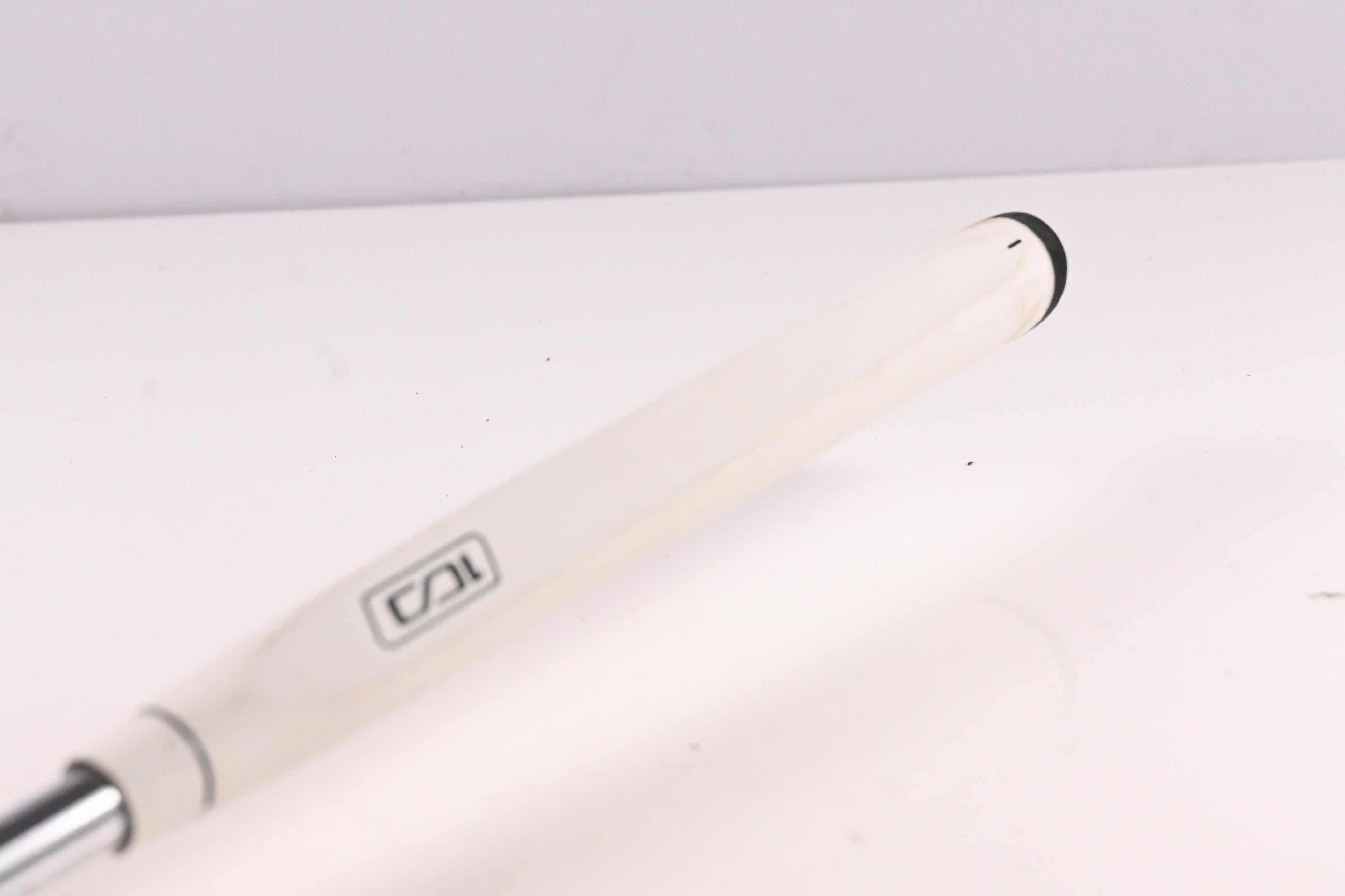 Odyssey White Hot #6 Long-Neck Putter / 32 Inch