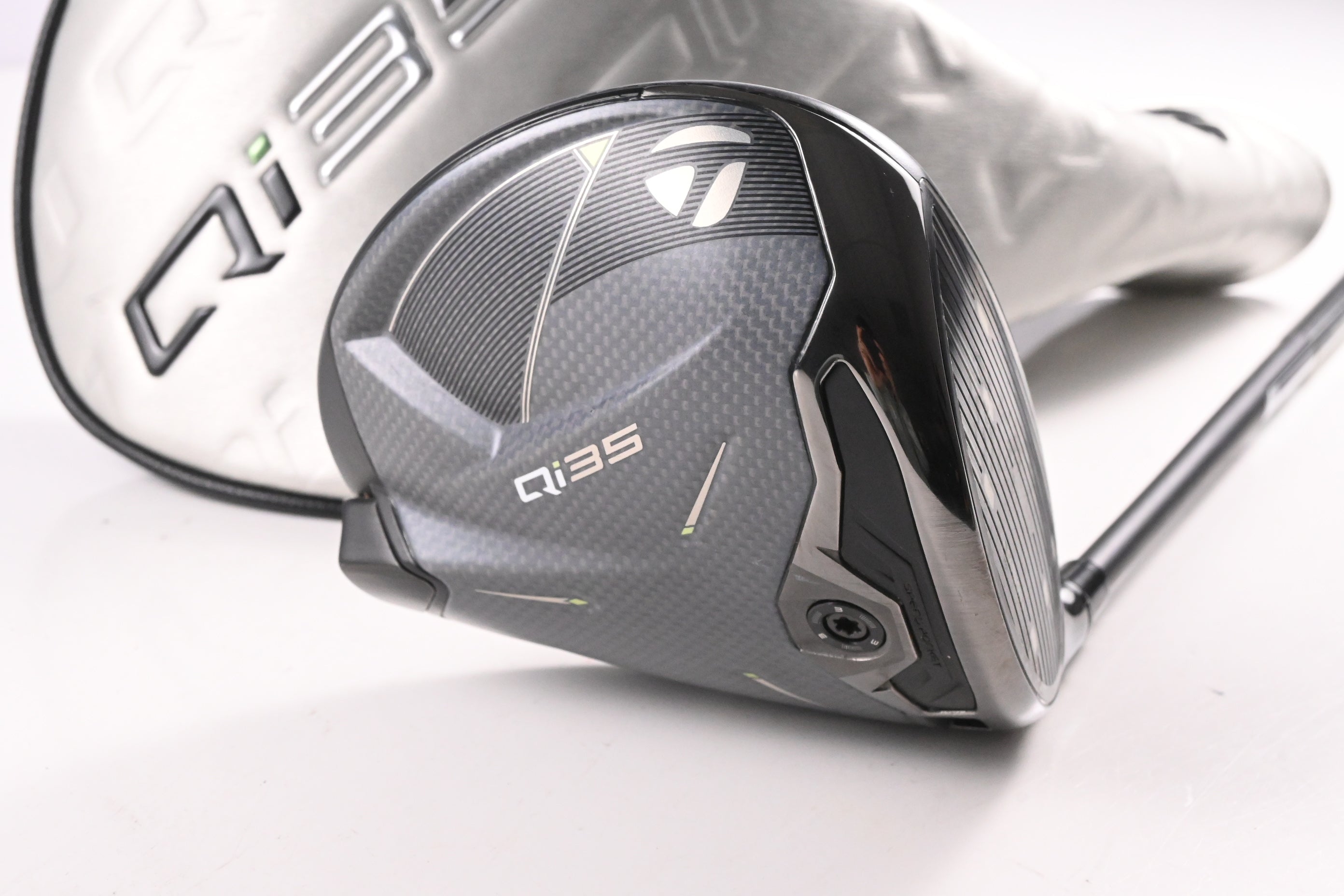 Taylormade Qi35 Driver / 10.5 Degree / Stiff Flex Kai'li White Dark Wave 60