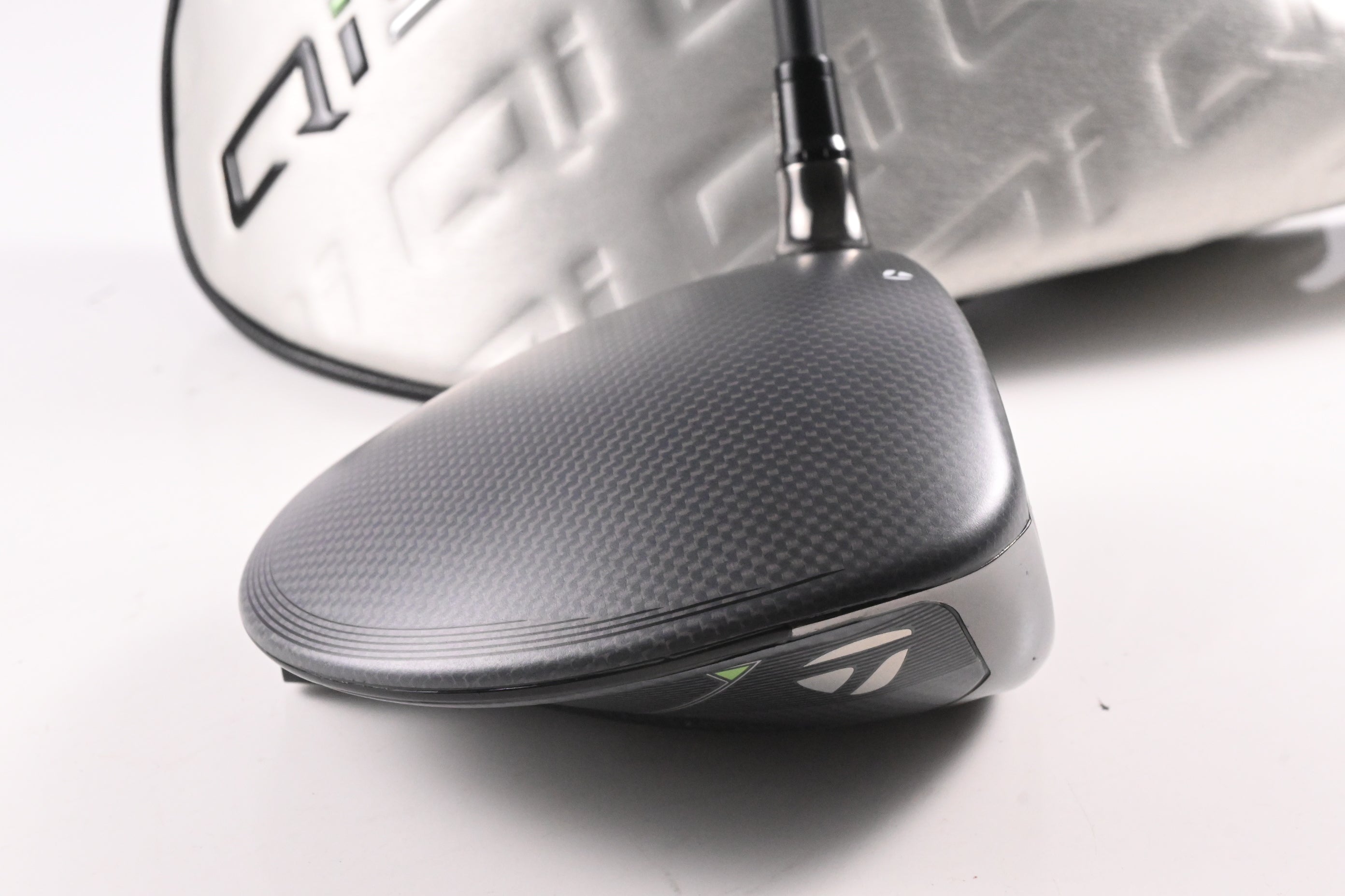 Taylormade Qi35 Driver / 10.5 Degree / Stiff Flex Kai'li White Dark Wave 60