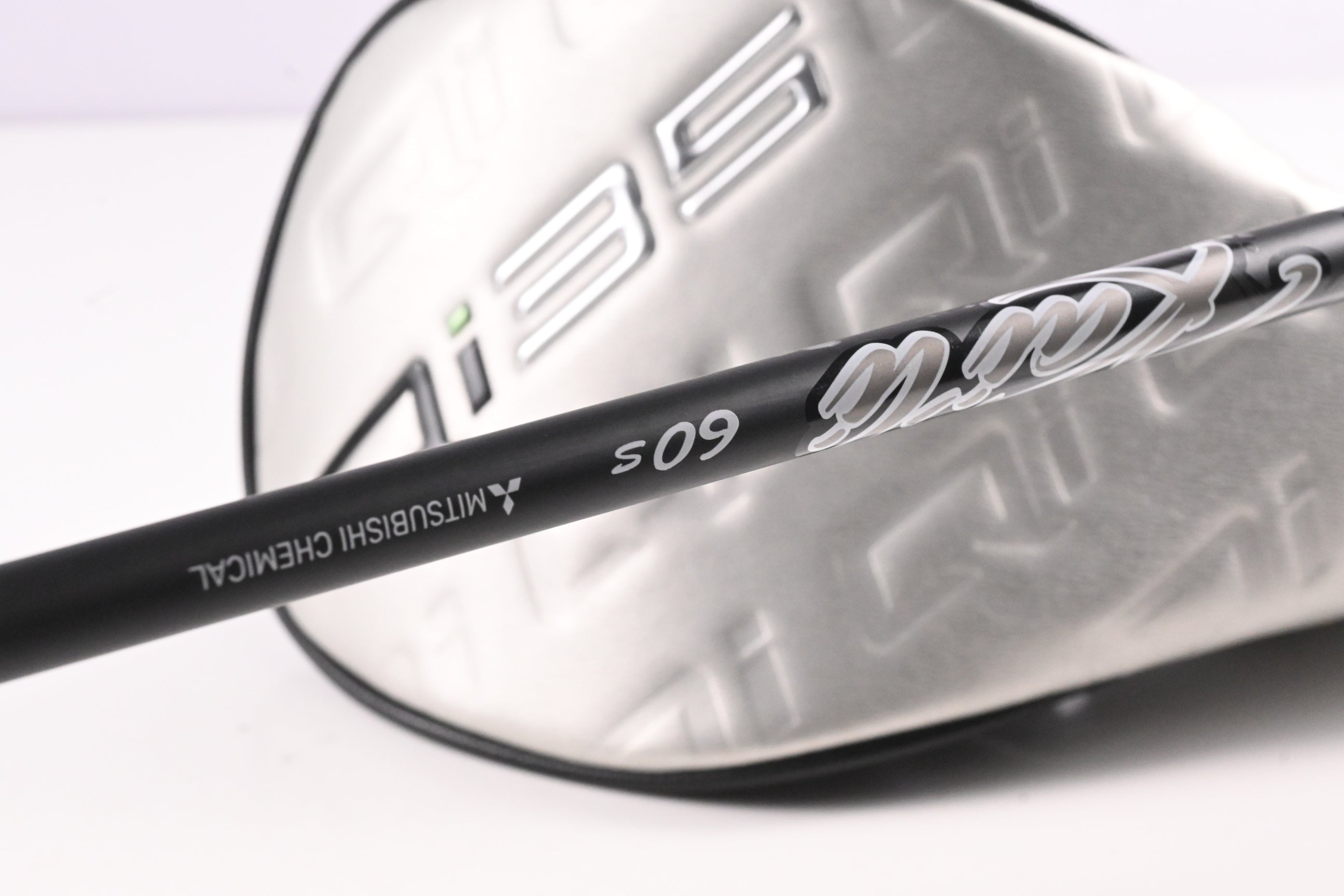 Taylormade Qi35 Driver / 10.5 Degree / Stiff Flex Kai'li White Dark Wave 60