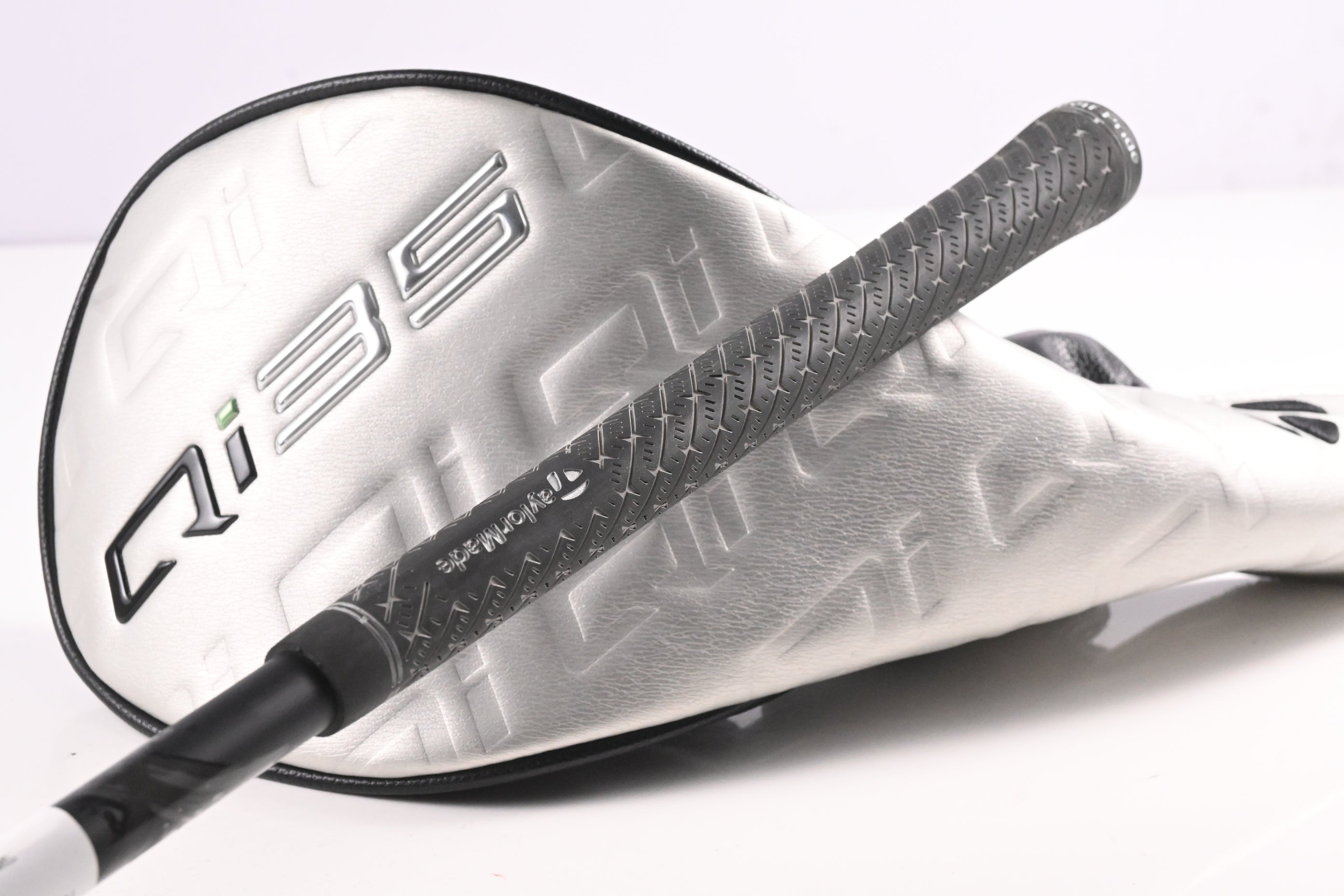 Taylormade Qi35 Driver / 10.5 Degree / Stiff Flex Kai'li White Dark Wave 60