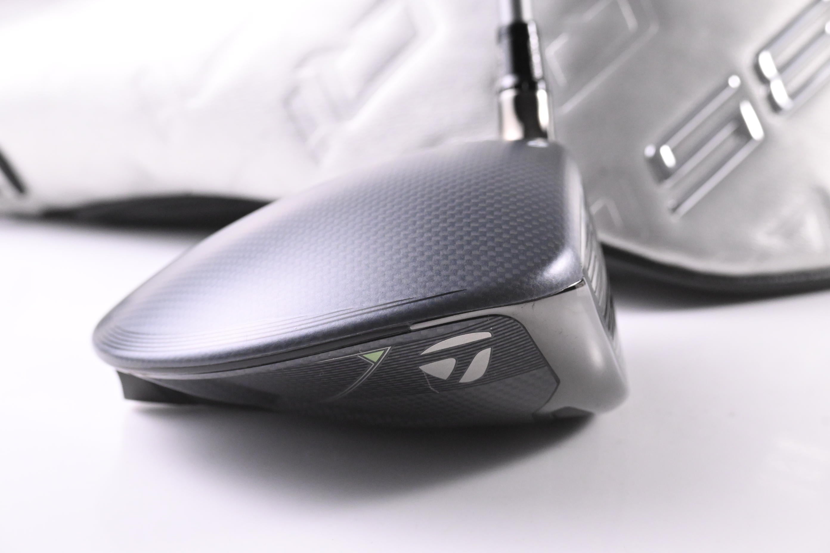Taylormade Qi35 Driver / 10.5 Degree / Regular Flex Fujikura Air Speeder 50