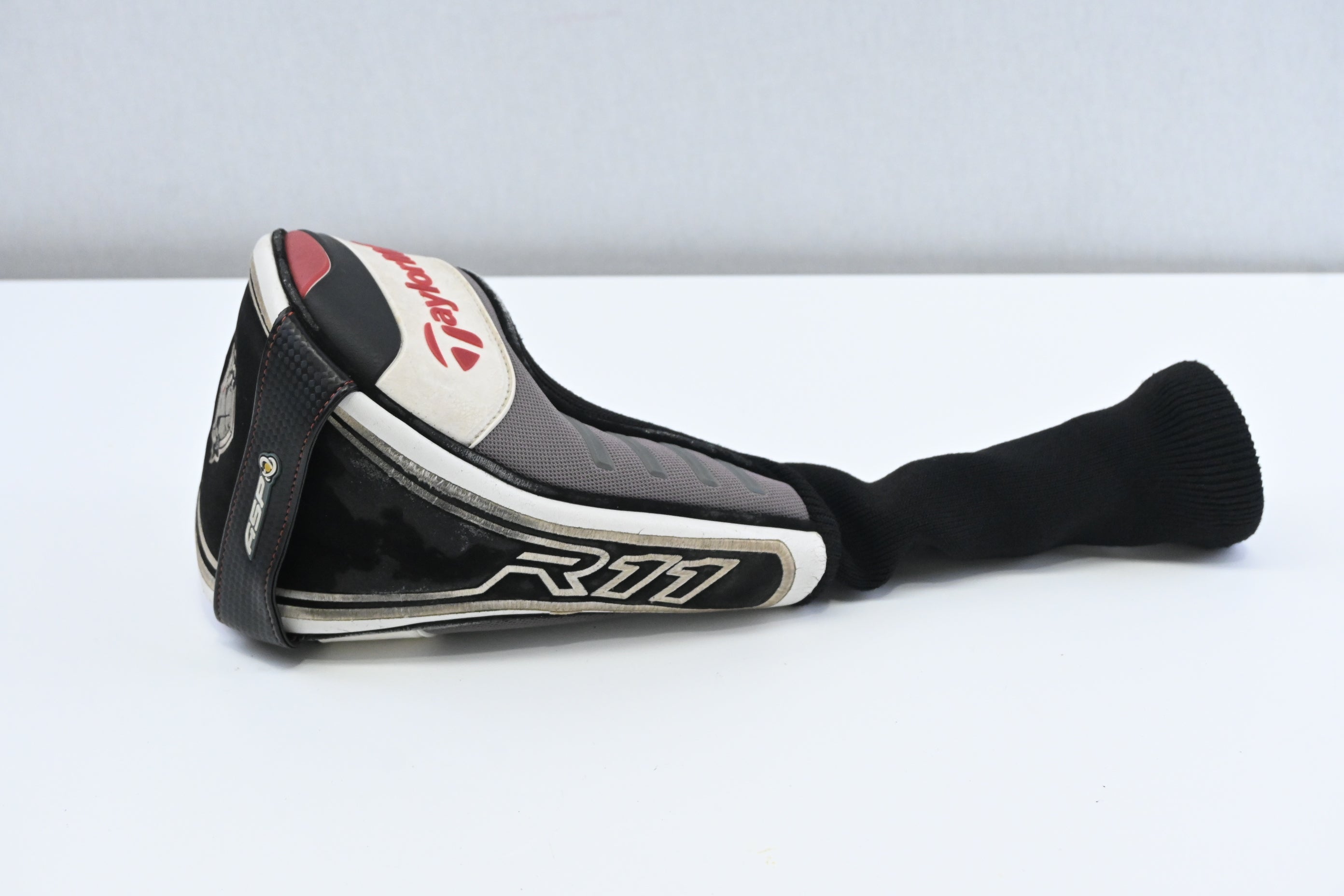 Taylormade R11 Driver / 10.5 Degree / Stiff Flex Fujikura Blur 65 Shaft