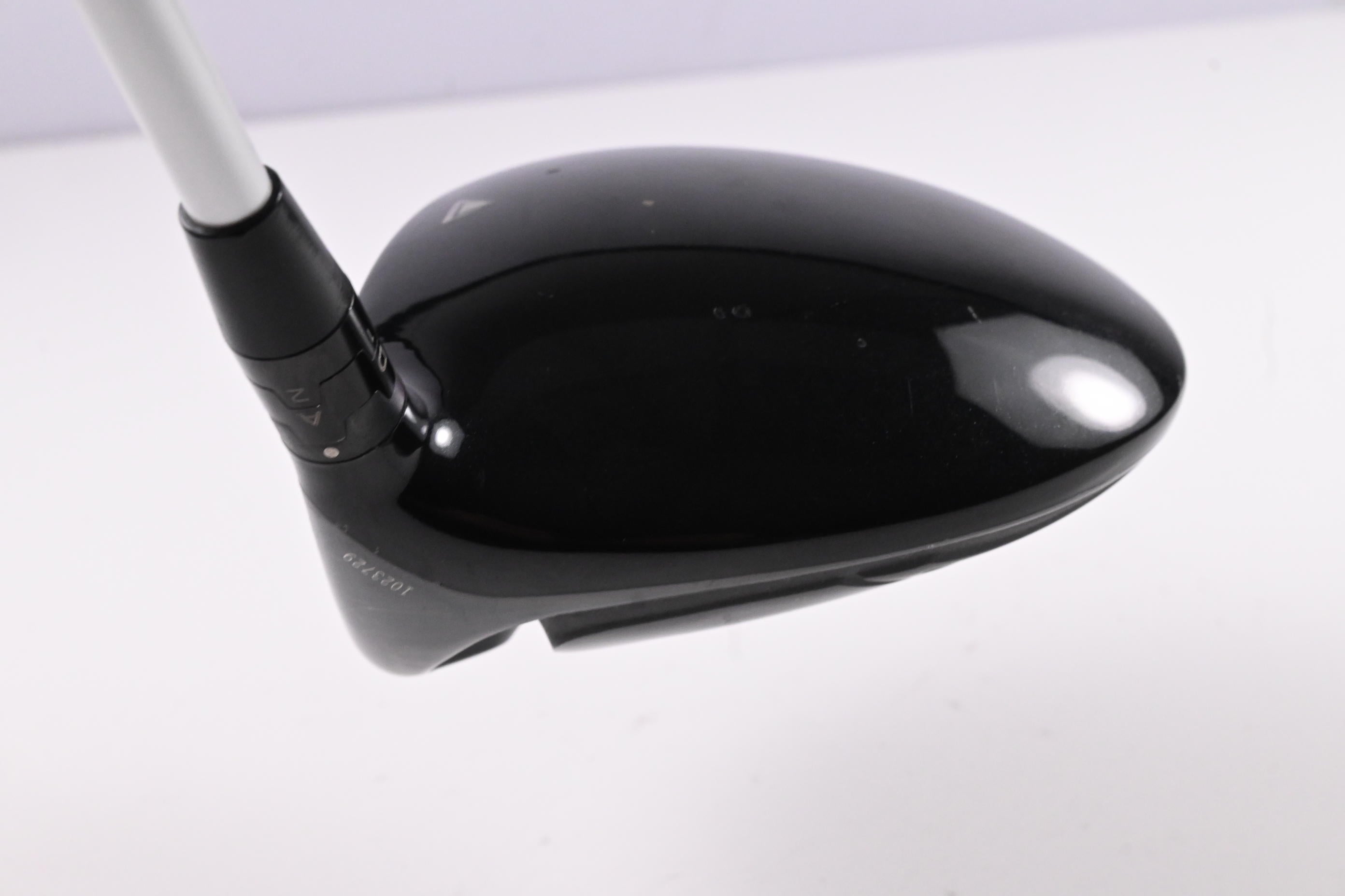 Titleist 915 D2 Driver / 9.5 Degree / Regular Flex Aldila Rogue Silver 70 Shaft