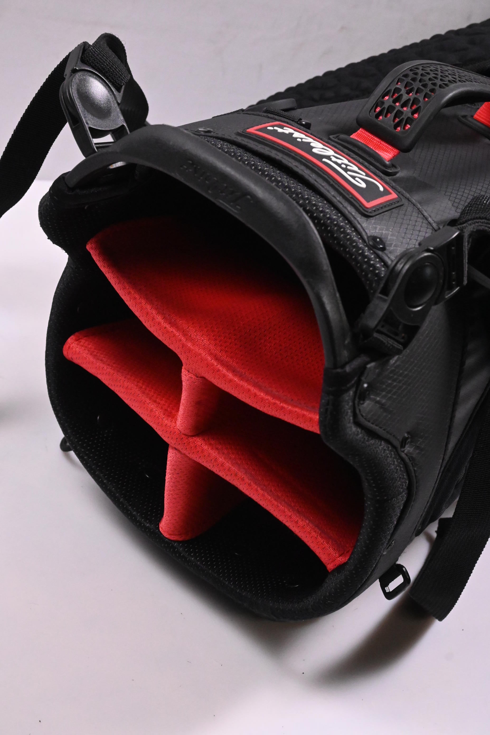 Titleist StaDry Stand Bag / 5-Way Divider / Black, White, Red