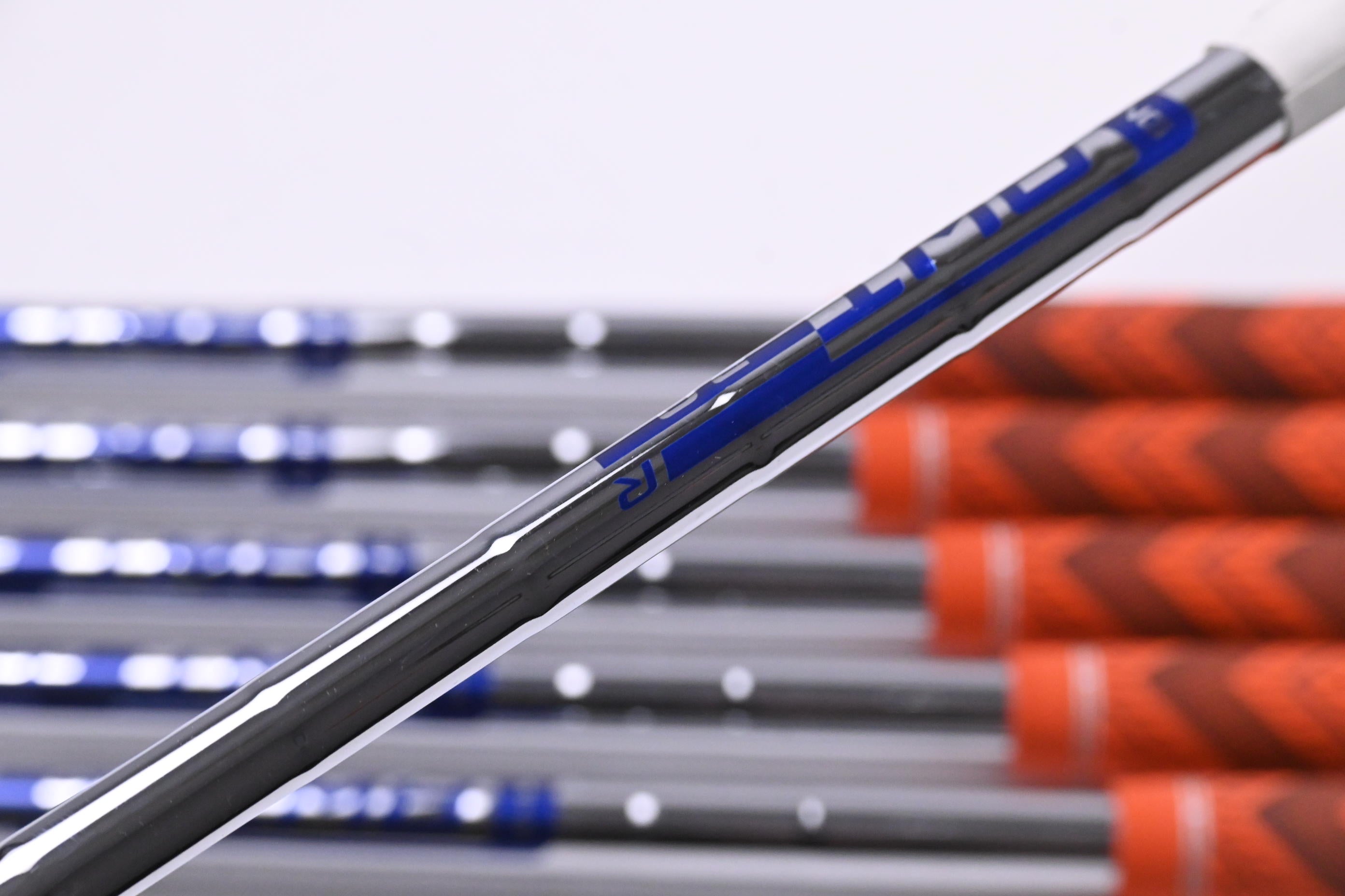 Ping G425 Irons / 6-PW+UW / Black Dot / Regular Flex Ping AWT 2.0 Shafts