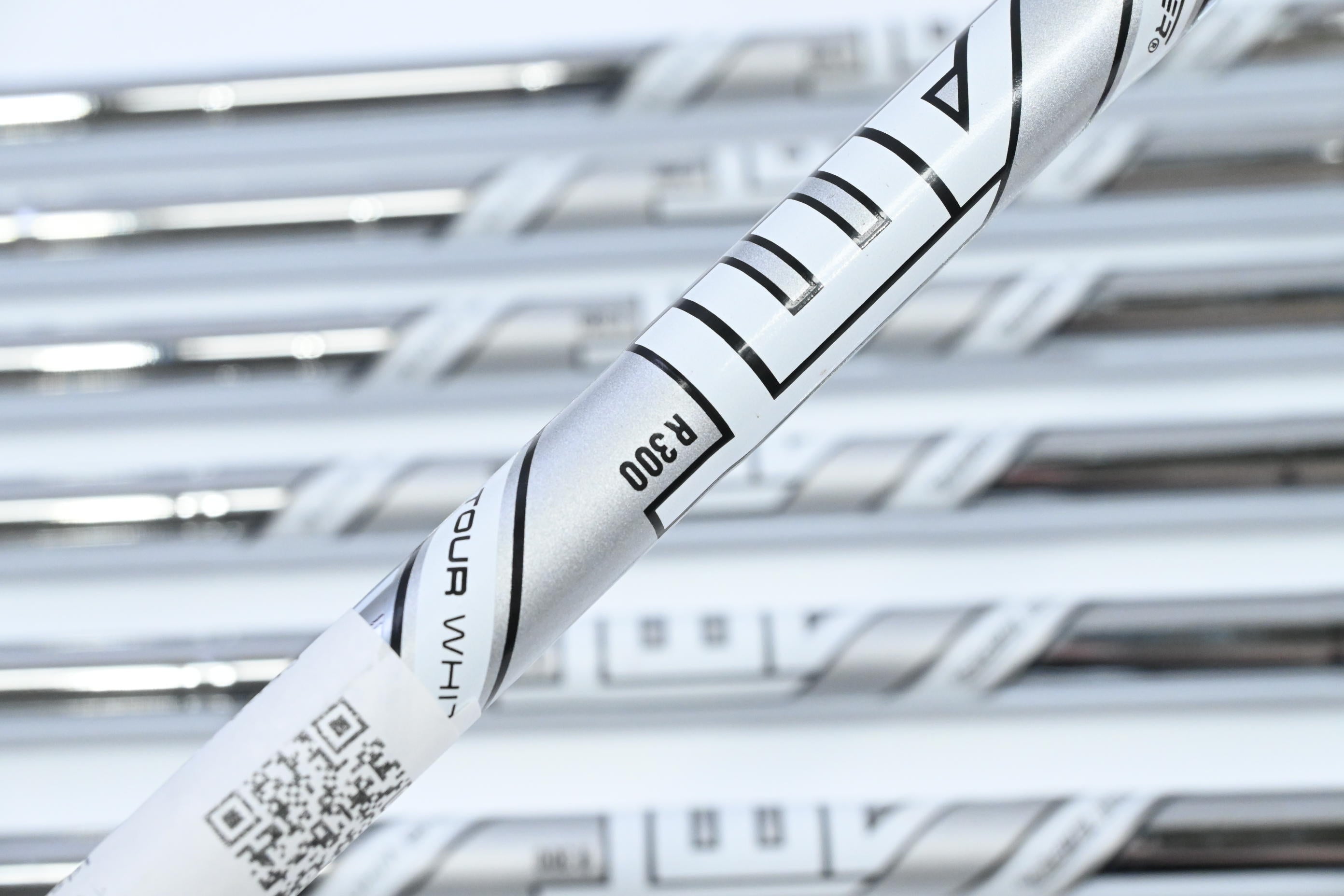 Left Hand Titleist T200 2023 Irons / 5-PW+48° / Regular Flex AMT Tour White R300