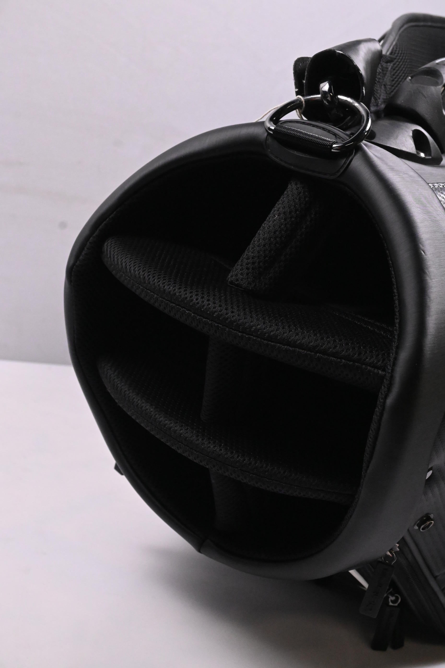Cobra Vessel Tour Bag / 6-Way Divider / Black, White