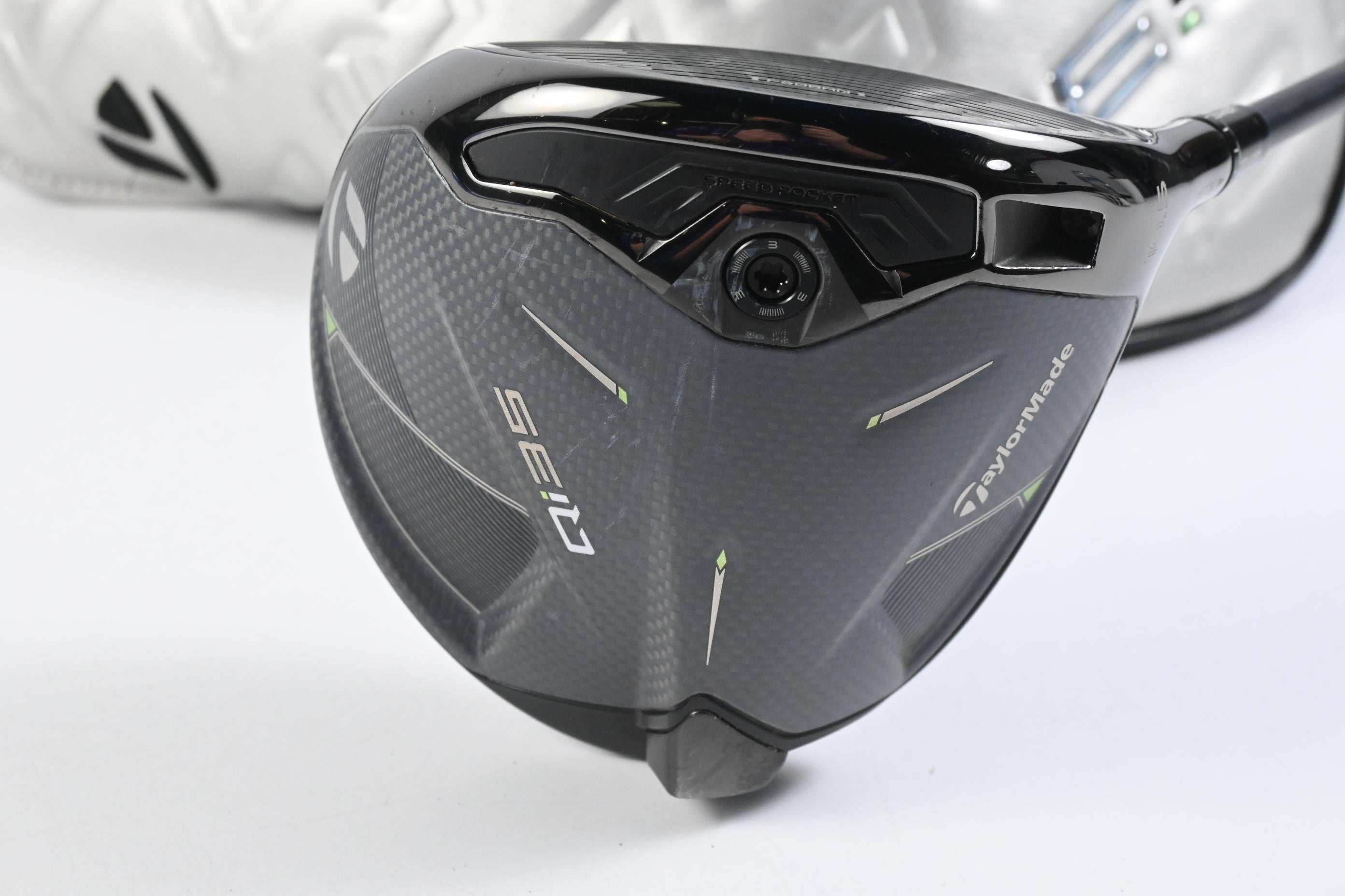 Taylormade Qi35 Driver / 10.5 Degree / X-Flex Kai'li Dark Waves White 60 Shaft