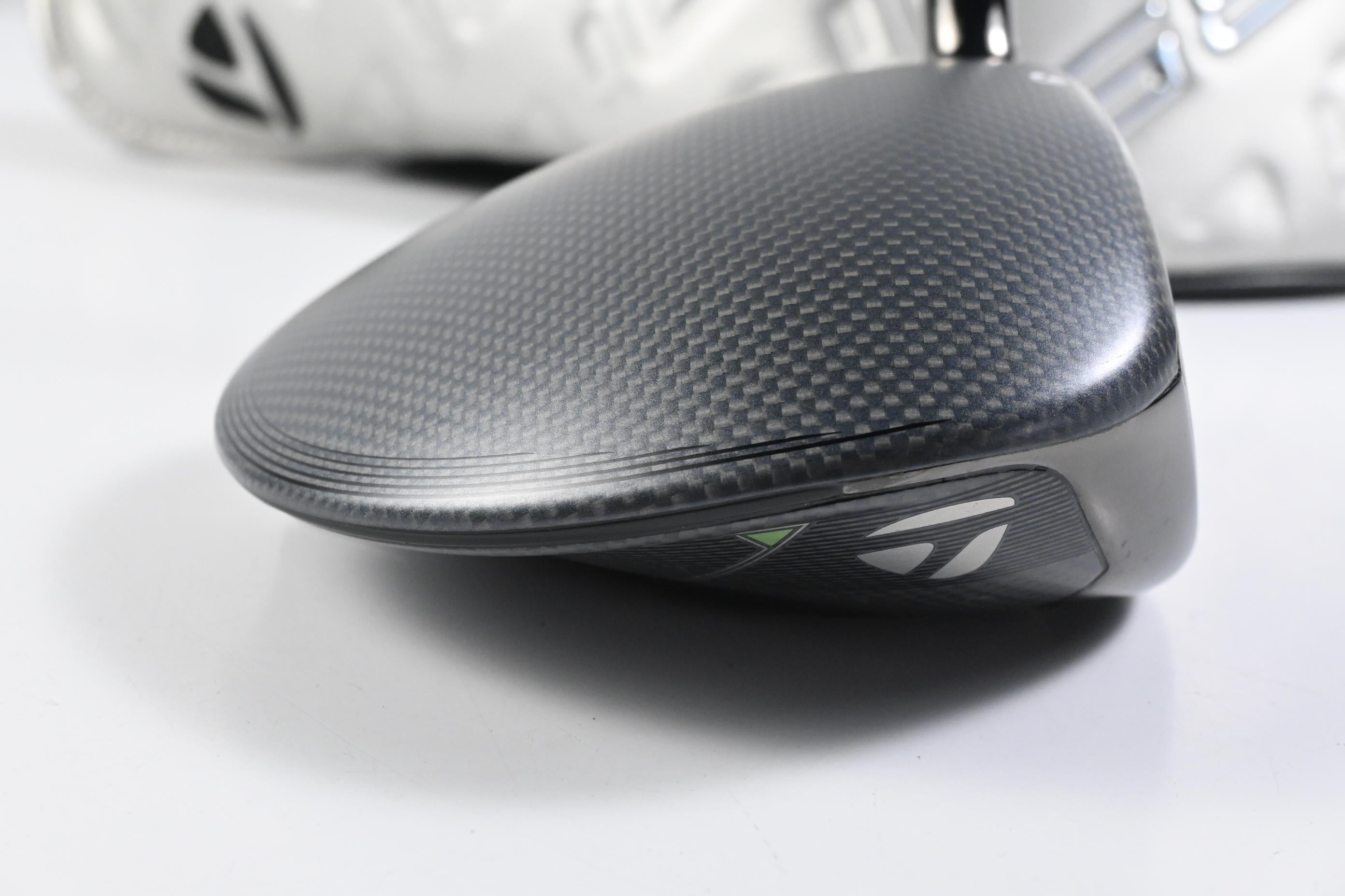 Taylormade Qi35 Driver / 10.5 Degree / X-Flex Kai'li Dark Waves White 60 Shaft