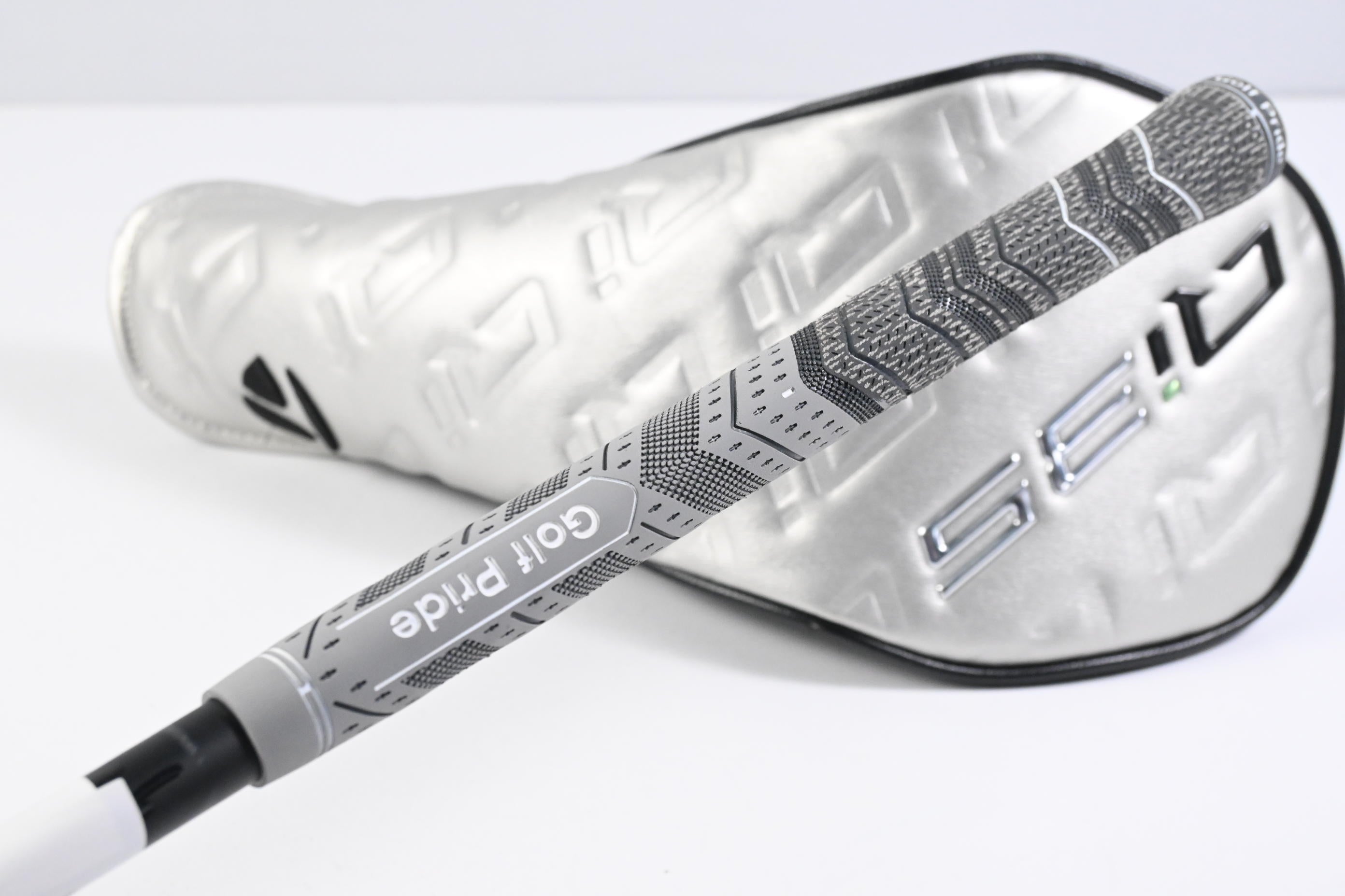 Taylormade Qi35 Driver / 10.5 Degree / X-Flex Kai'li Dark Waves White 60 Shaft