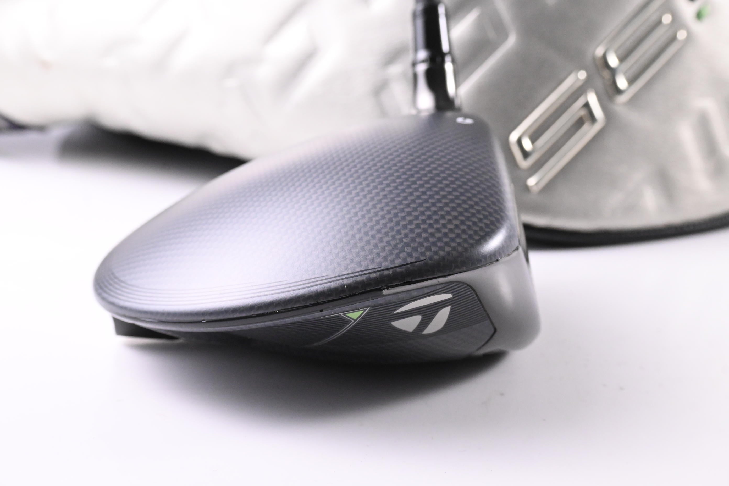 Taylormade Qi35 Driver / 10.5 Degree / Stiff Flex Kai'Li Dark Waves White 60