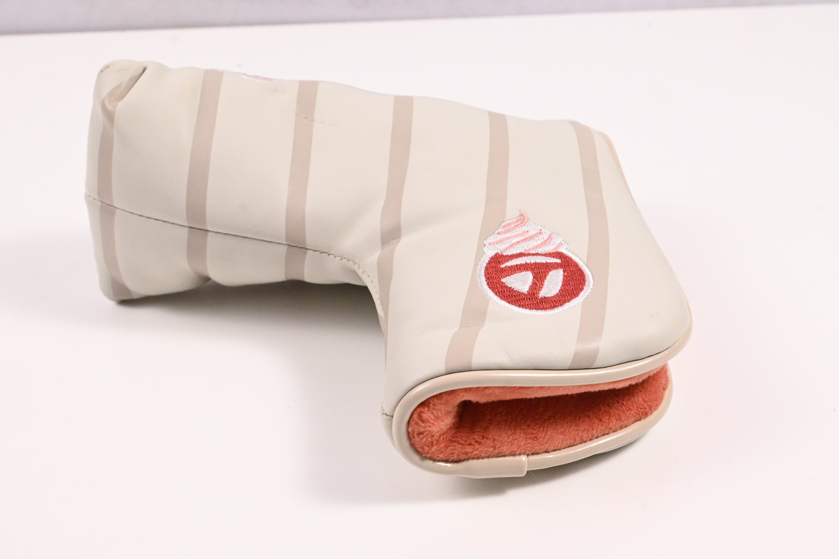 Taylormade Strawberry Dreamin' / Putter Headcover / Blade / White & Pink