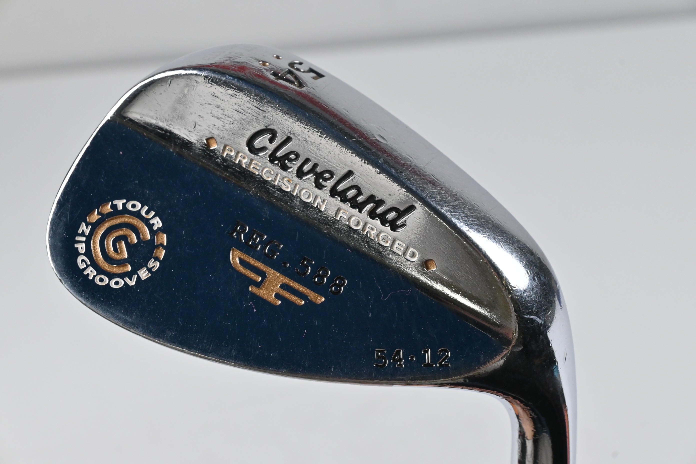 Cleveland 588 Precision Forged Sand Wedge / 54 Degree / Wedge Flex Tour Concept