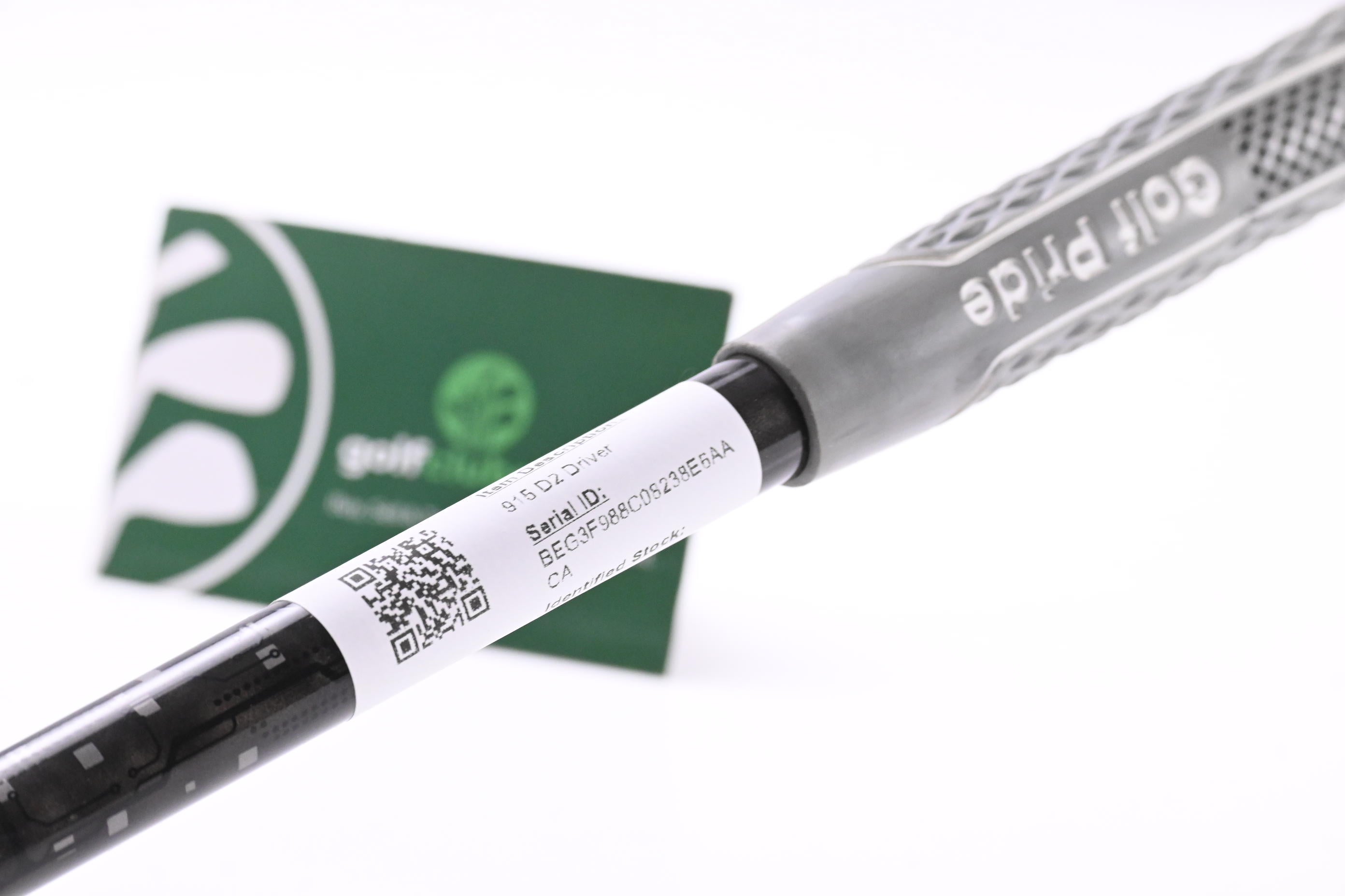 Titleist 915 D2 Driver / 10.5 Degree / Stiff Flex Aldila Rogue Black 70 Shaft