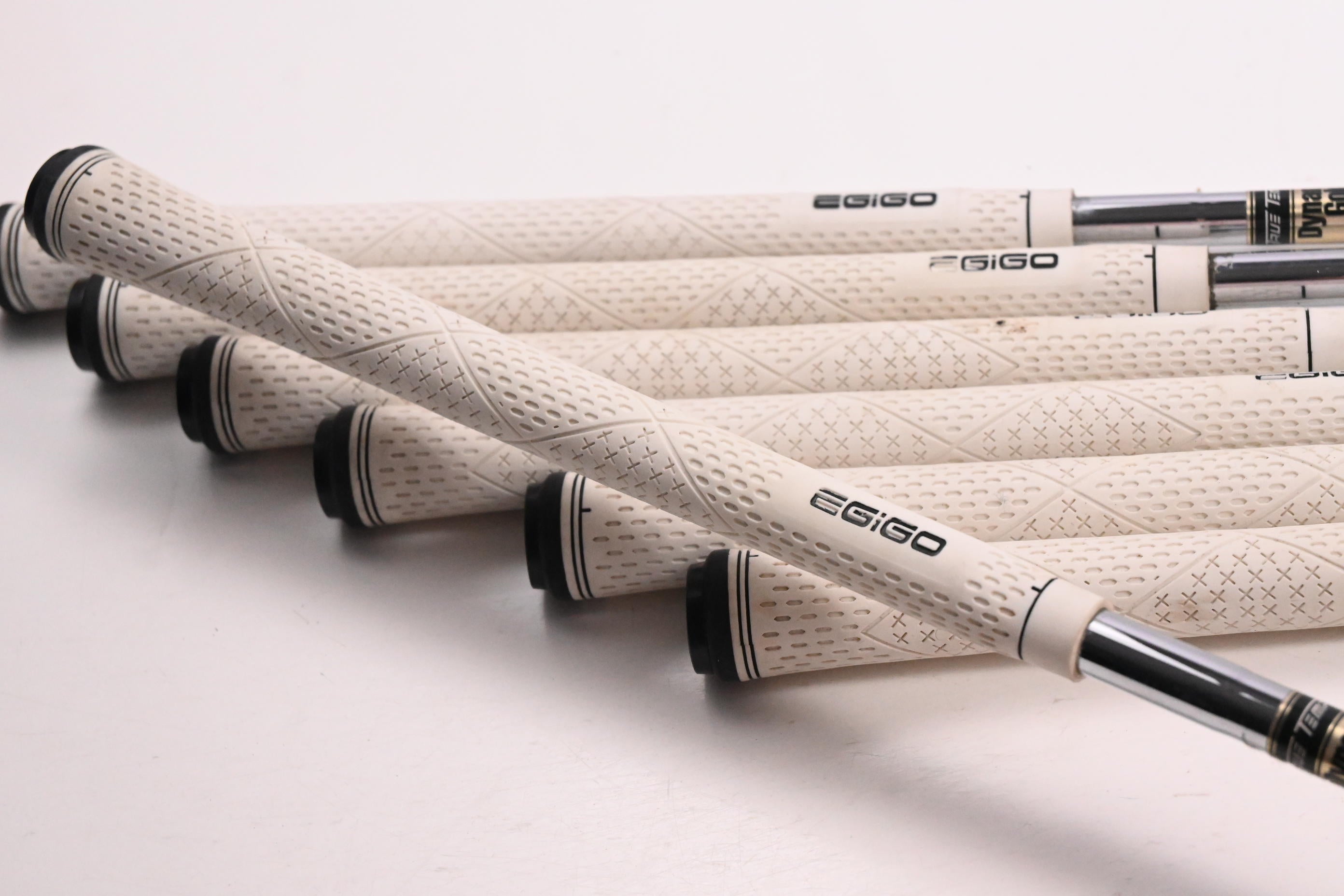 Dynamic Gold R300 Iron Shafts / Regular Flex / Set of 7 / .355" Taper Tip