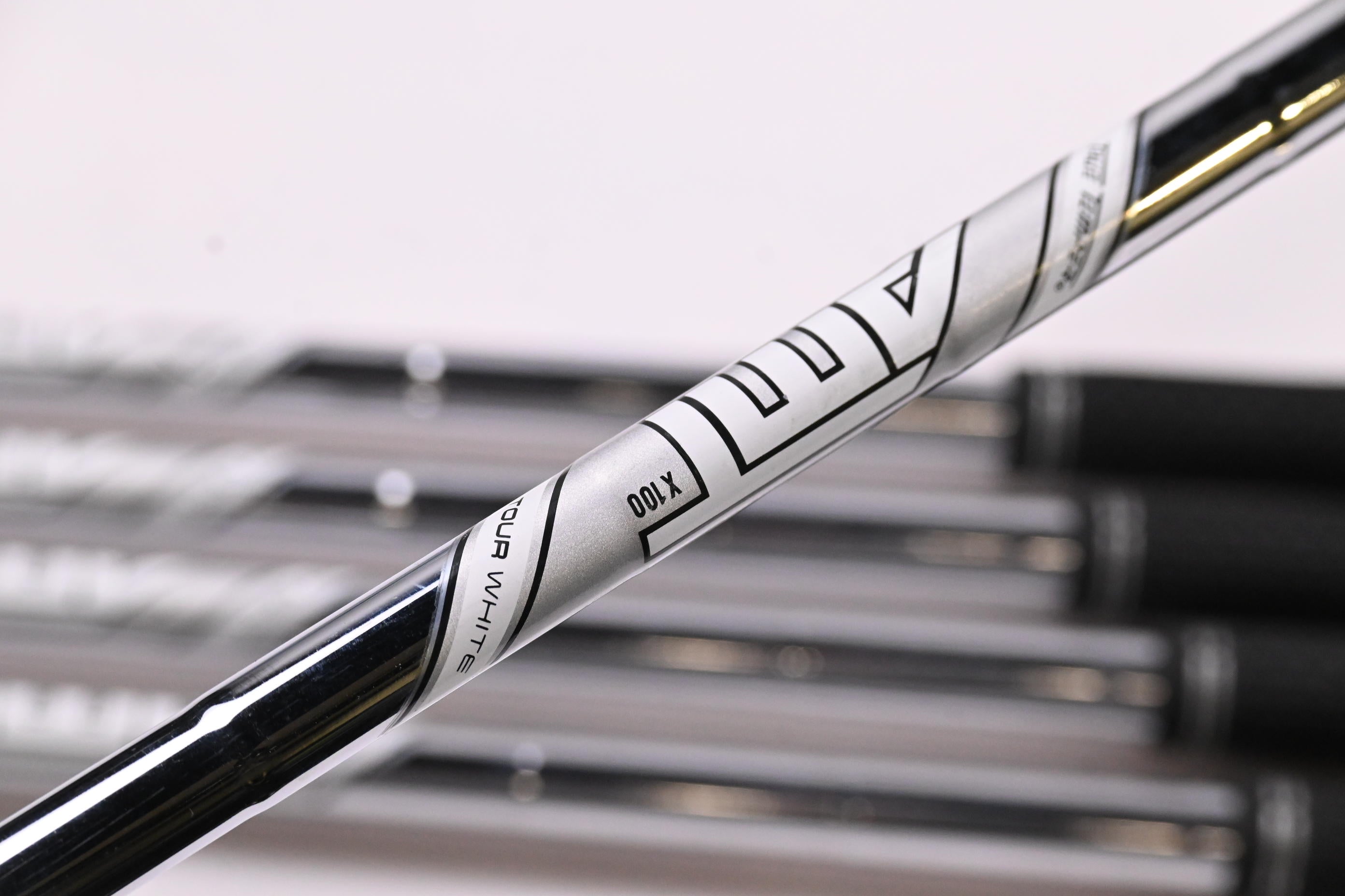 Titleist MB 620 Irons / 6-PW / X-Flex AMT Tour White X100 Shafts