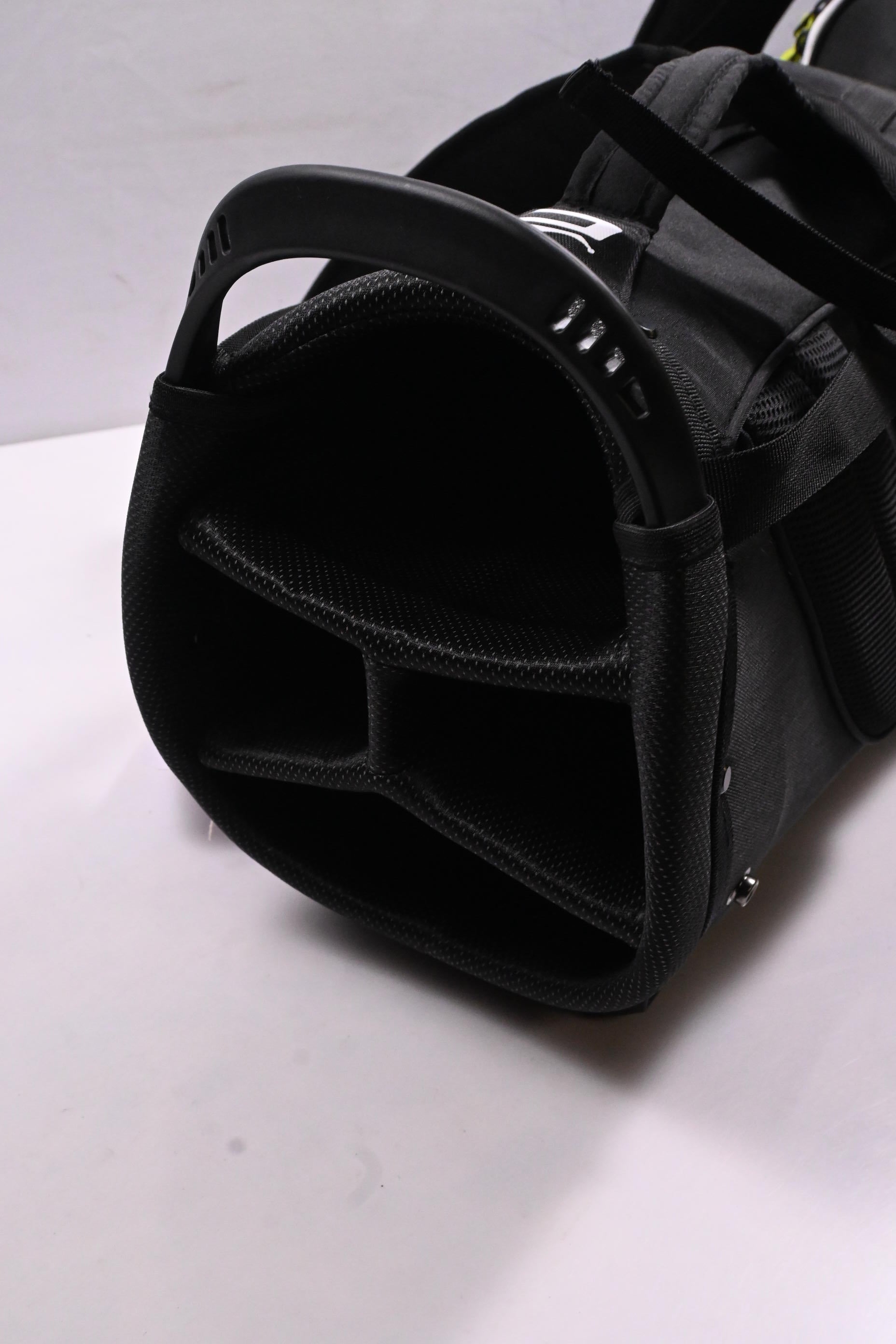Cobra Signature Stand Bag / 4-Way Divider / Black