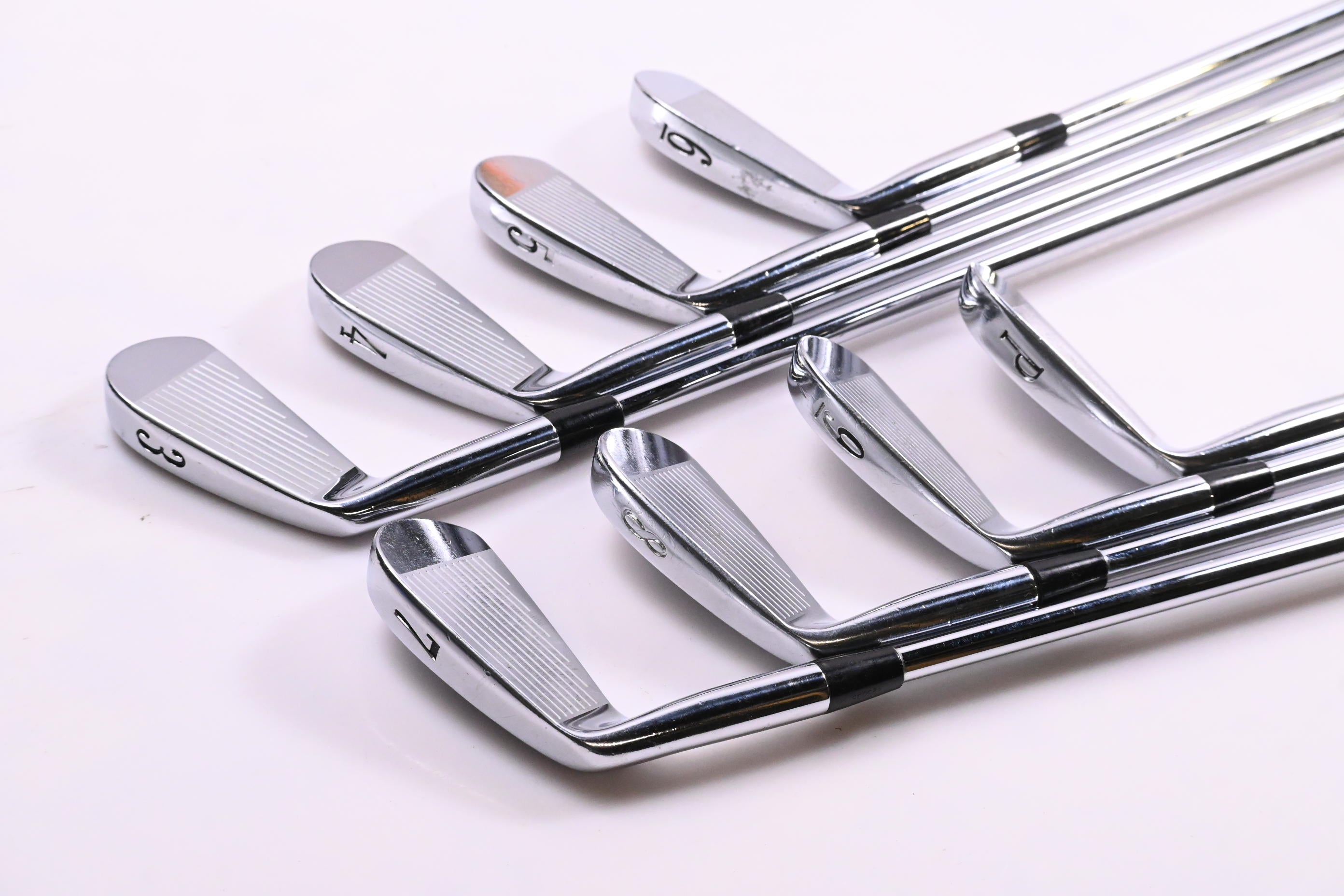 Titleist 690MB Irons / 3-PW / Regular Flex Dynamic Gold R300 Shafts