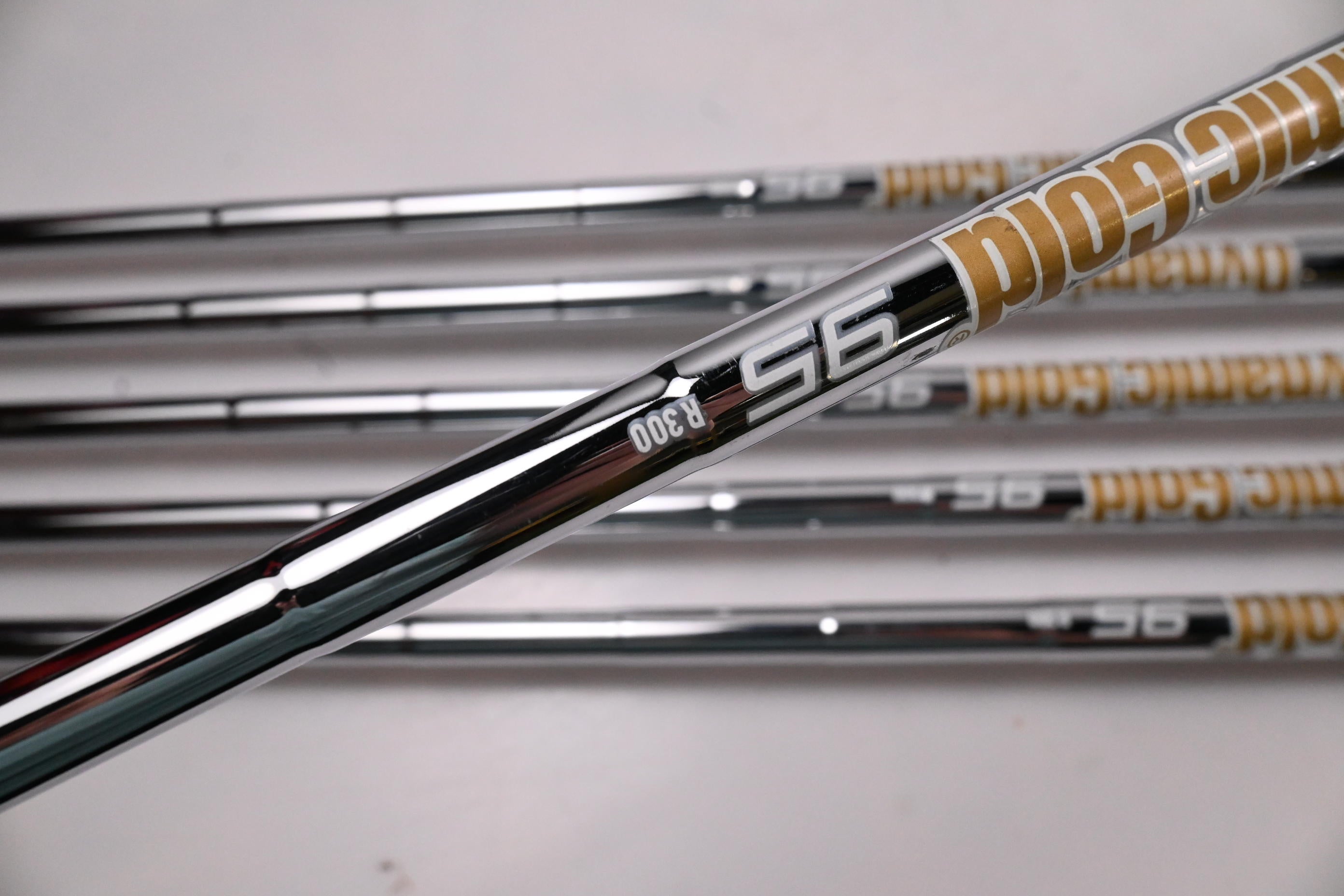 Taylormade Stealth Irons / 5-PW / Regular Flex Dynamic Gold 95 R300 Shafts