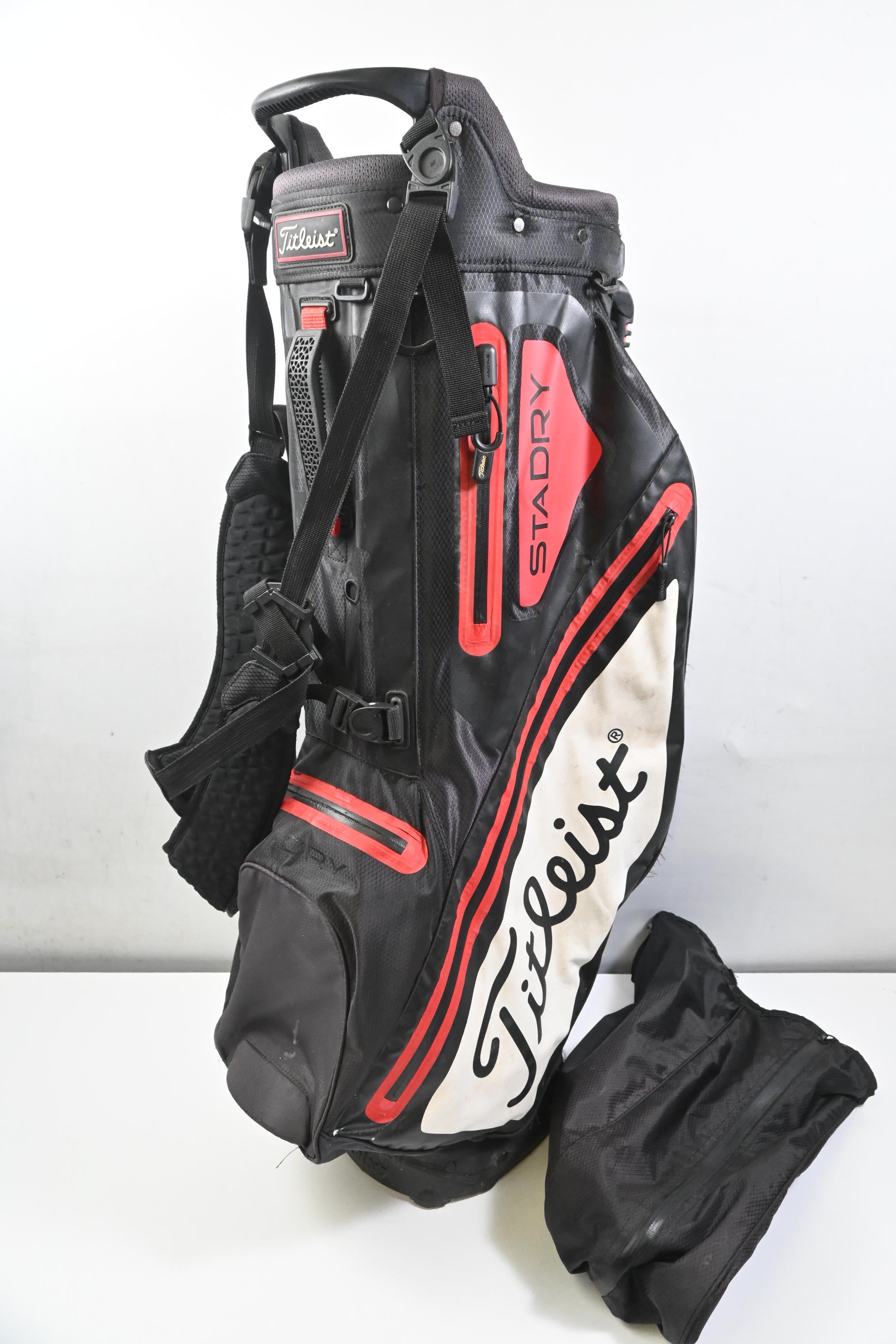 Titleist StaDry Stand Bag / 4-Way Divider / Black, White & Red