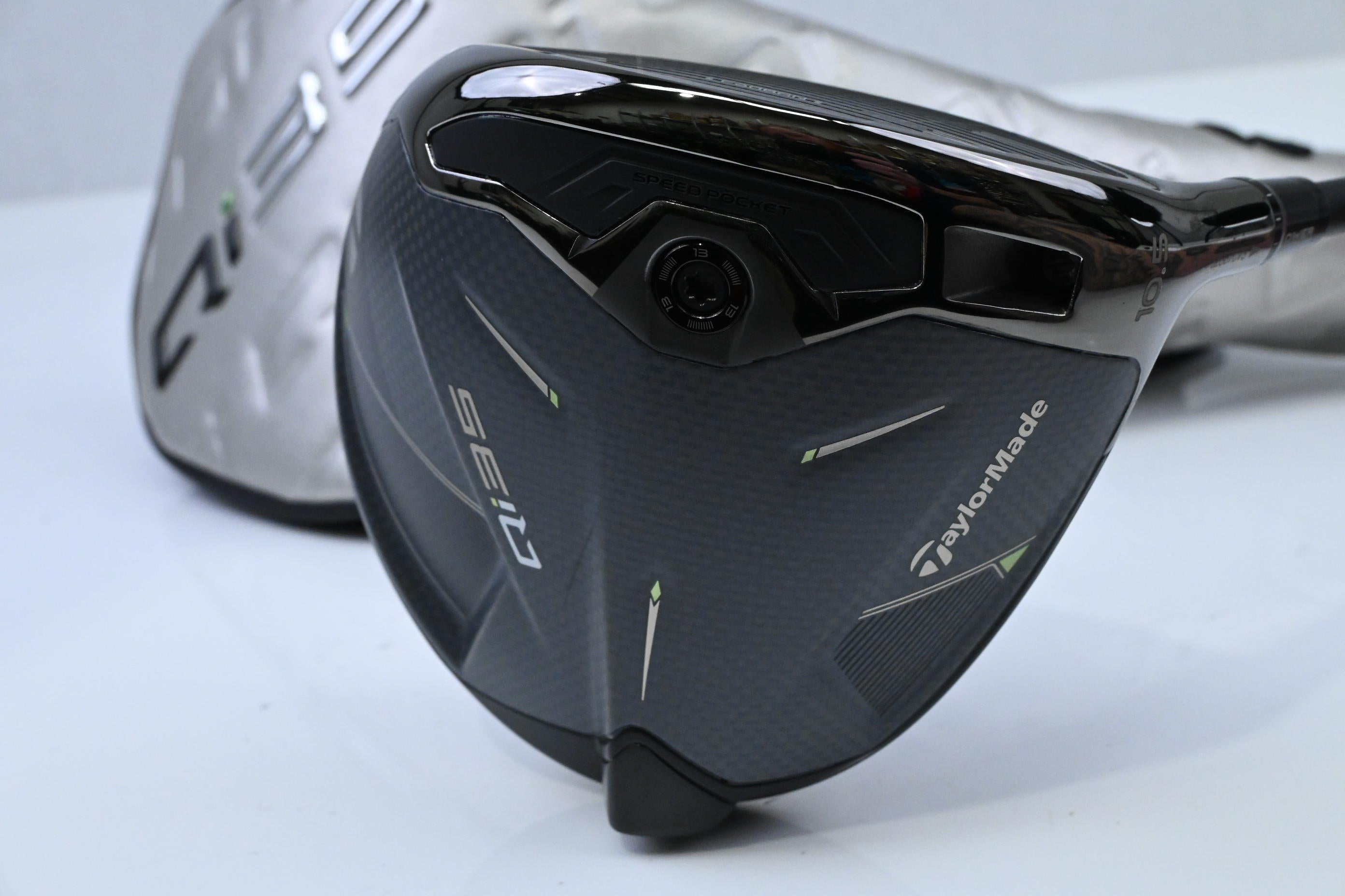 Taylormade Qi35 Driver / 10.5 Degree / Regular Flex Fujikura Ventus Blue 5