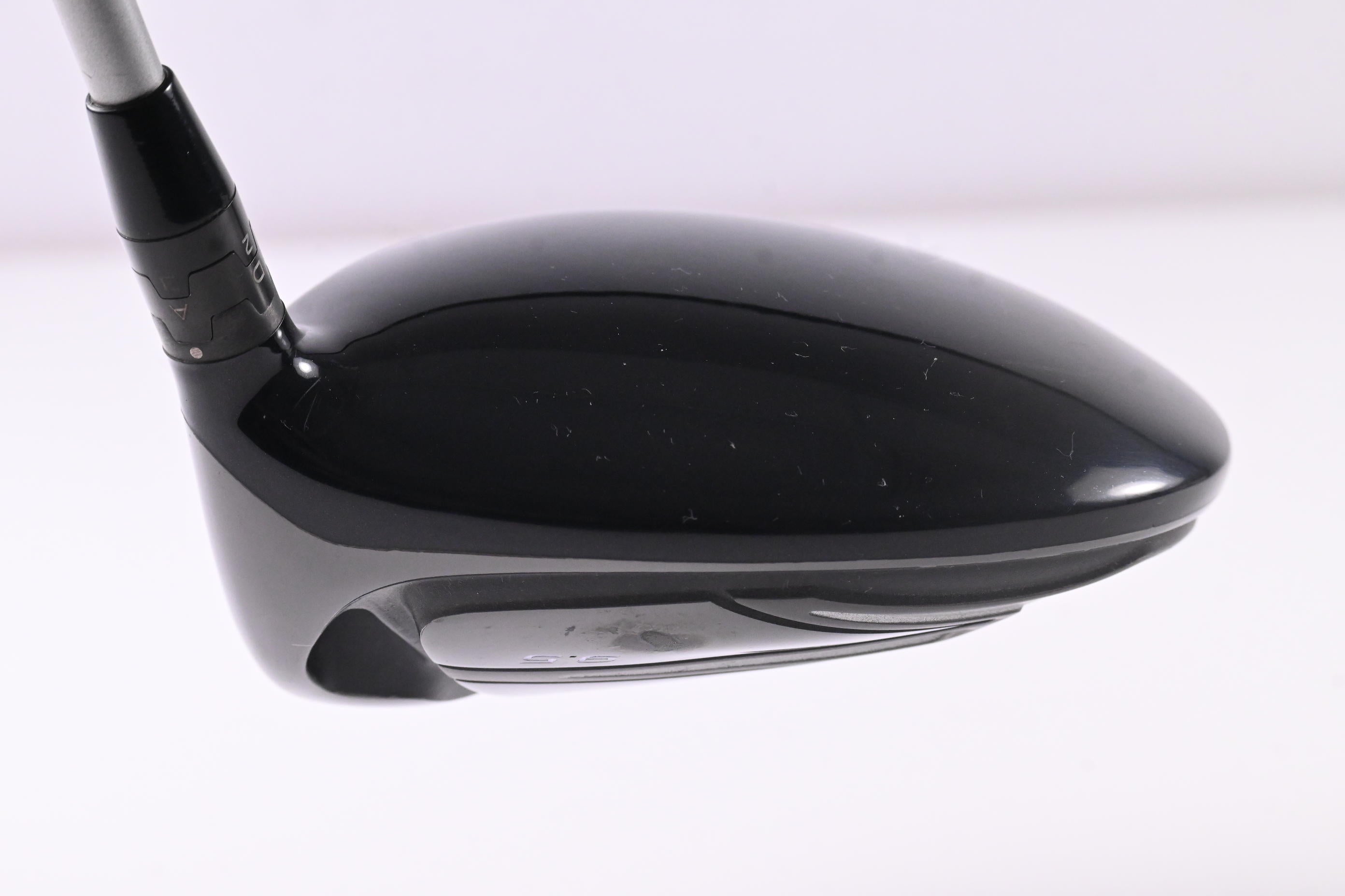 Titleist 915 D2 Driver / 9.5 Degree / Regular Flex Diamana M+ Red 50 Shaft