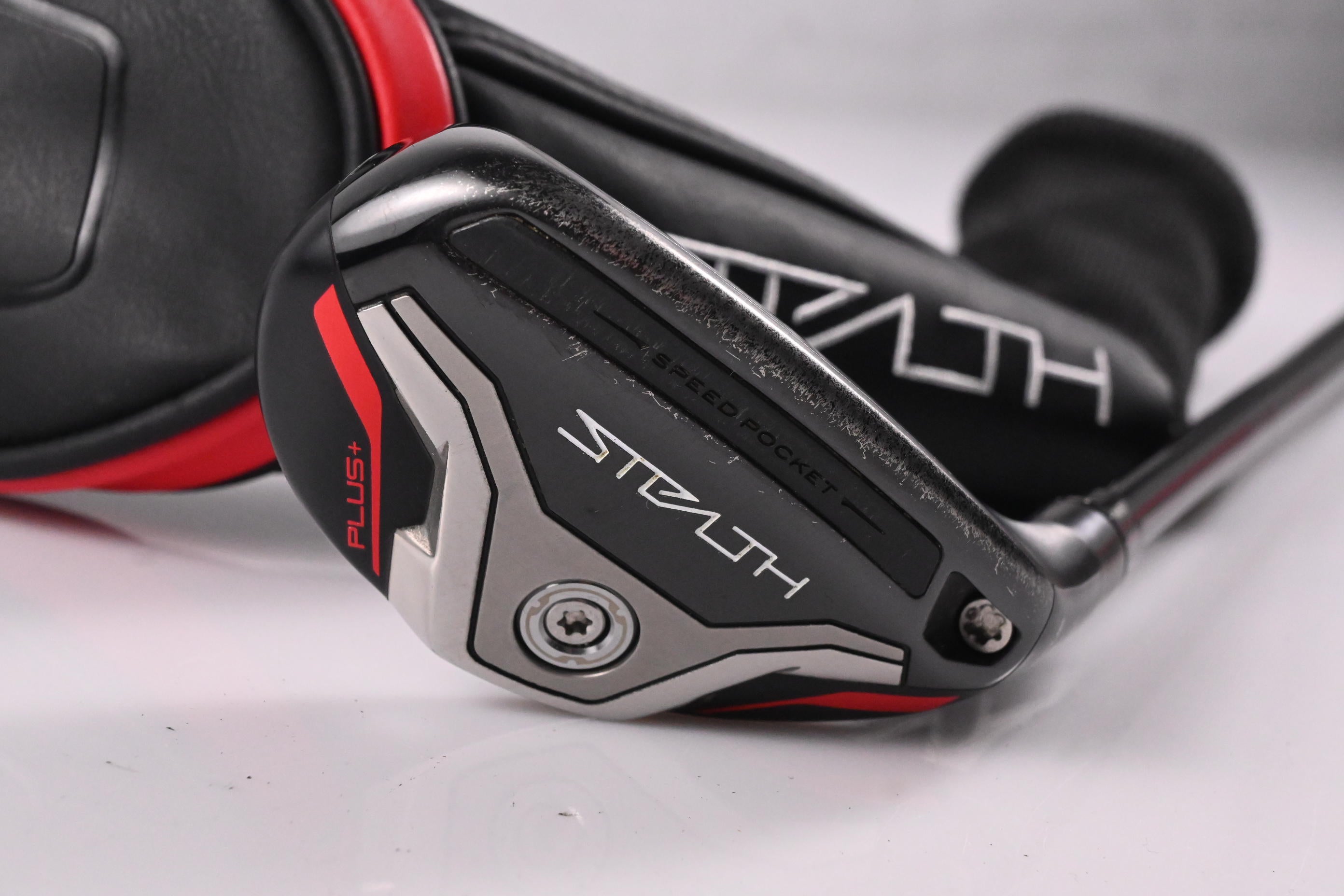 Taylormade Stealth Plus #4 Hybrid / 22 Degree / Regular Flex HZRDUS RDX Red 70