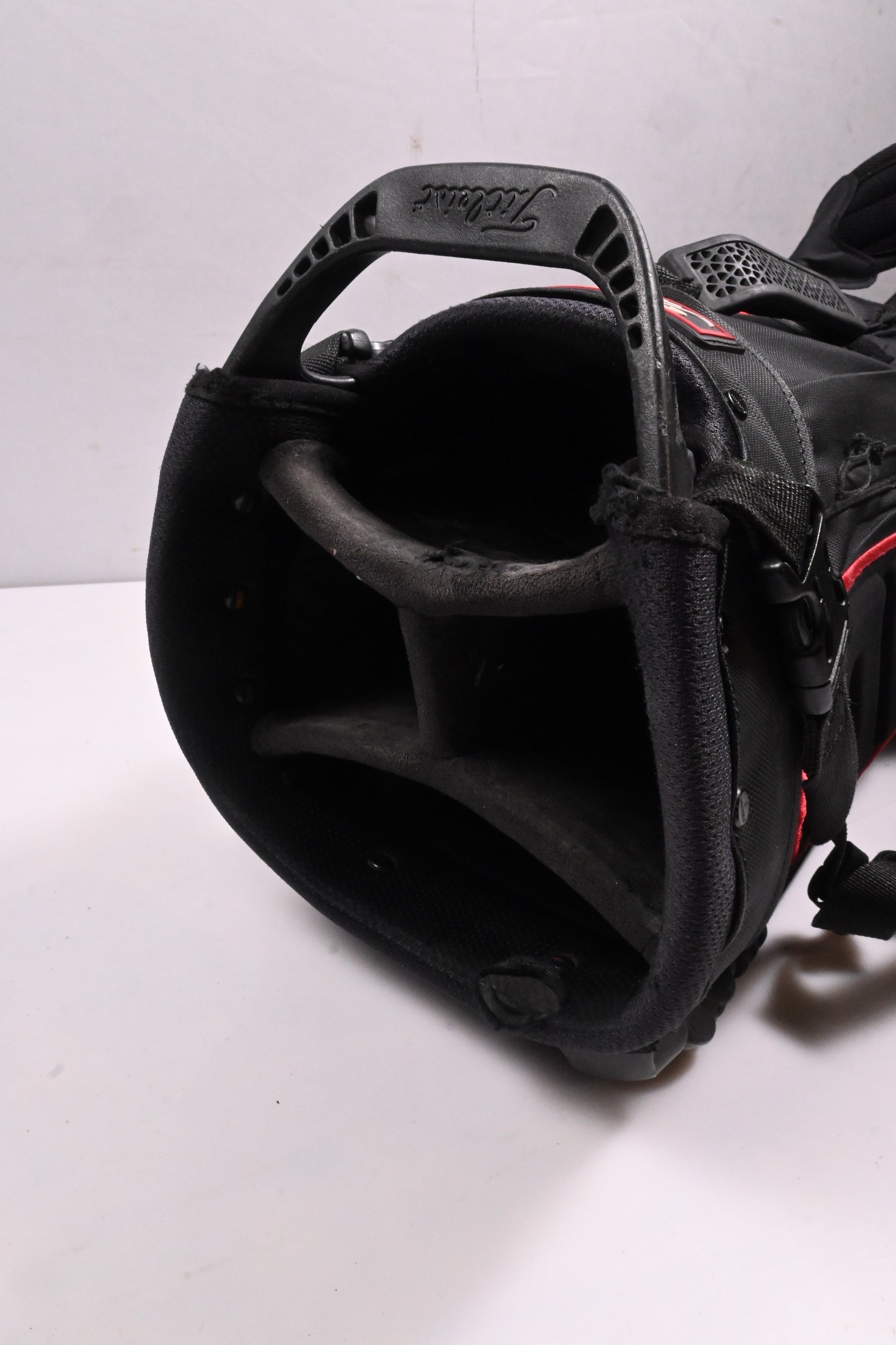 Titleist Players 4 Stand Bag / 4-Way Divider / Black, Red